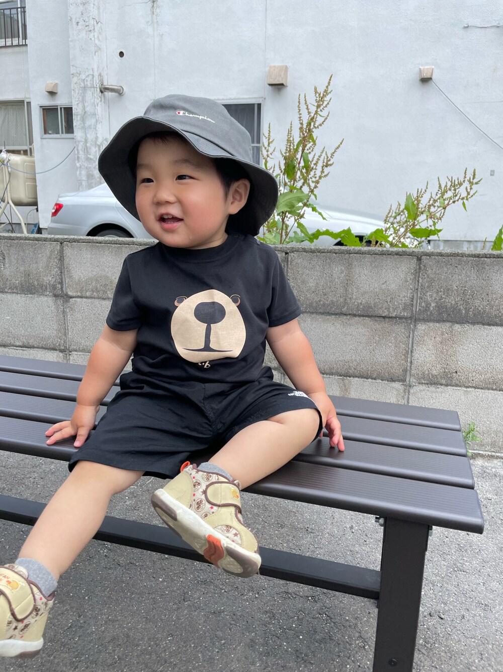「休日スタイル、キッズファッション、おとこのこ、Tシャツ、夏コーデ、男の子、黒コーデ、キッズコーデ、１歳８ヶ月、公園、ブラック、バケットハット、シンプル」｜「Championのアイテム（ハット、グレー系）」を使った、MANOAさん（キッズ・80cm）の夏コーディネートの1枚目の写真