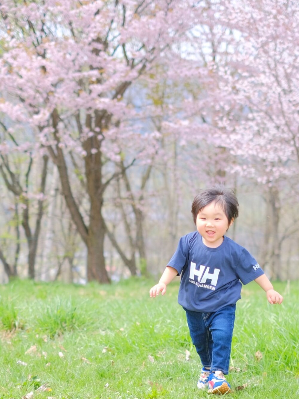 「桜、キッズコーデ、キッズファッション、kids、お出かけコーデ日記、お洒落さんとつながりたい、デニム、休日コーデ、Tシャツ、男の子コーデ、2歳、男の子、ラフ、カジュアル、スニーカー」｜「BRANSHESの【ガーデナーテーパード】デニムパンツ（デニムパンツ、ブルー系）」を使った、MANOAさん（キッズ・90cm）の春コーディネートの1枚目の写真
