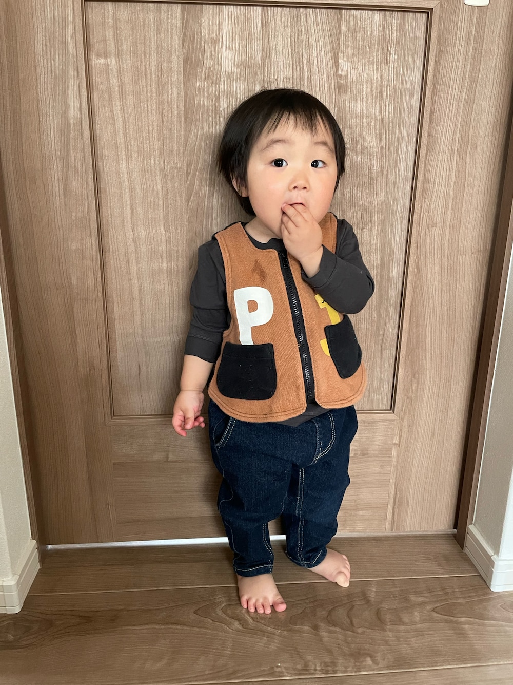 「ごきげんウィーク、休日スタイル、古着、古着MIX、キッズコーデ、バケットハット、男の子、1歳、男の子コーデ、ベスト、おとこのこ、ラフ」｜「BRANSHESの【ガーデナーテーパード】デニムパンツ（デニムパンツ、ブルー系）」を使った、MANOAさん（キッズ・80cm）の春コーディネートの1枚目の写真