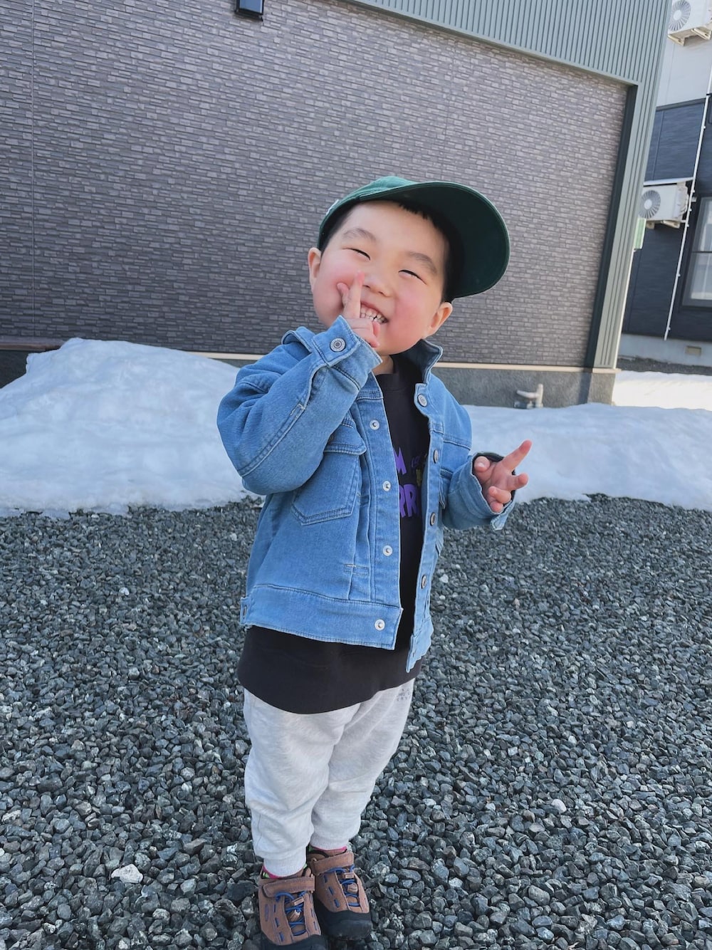 「秋冬コーデ、秋コーデ、デニムジャケット、スウェット、ラフ、ゆるコーデ、3歳、キッズコーデ、キッズファッション、男の子コーデ、お出かけコーデ、おとこのこ、男の子」｜「KEENのKEEN/キーン キッズ アウトドアシューズ　JASPER II 1026089（スニーカー、ブラウン系）」を使った、MANOAさん（キッズ・90cm）の春コーディネートの1枚目の写真