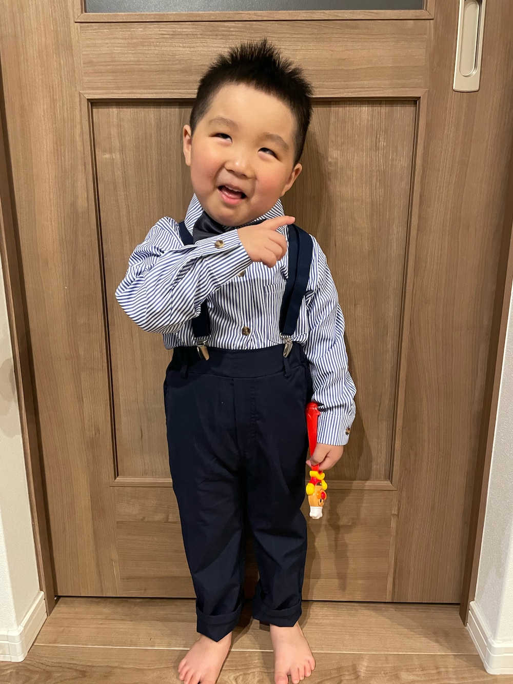 「入園式、入園式コーデ、3歳、おとこのこ、おとこのこスタイル、キッズコーデ、キッズファッション、男の子、男の子コーデ」｜「DAY CLOSETのキッズスーツ 長袖ストライプシャツ+サスペンダー+蝶ネクタイ+パンツ 4点セット（セットアップ、ブルー系）」を使った、MANOAさん（キッズ・90cm）の春コーディネートの1枚目の写真