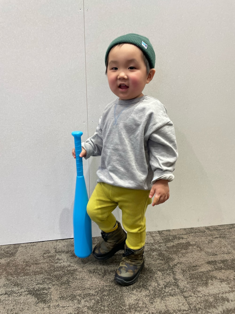 「休日コーデ、キッズファッション、休日スタイル、キッズコーデ、2歳、男の子、男の子コーデ、スウェット、パステル映える春、ディズニー、おとこのこ、リブパンツ、ラフ、プチプラ」｜「THE NORTH FACEのTHE NORTH FACE/ザ・ノース・フェイス キッズ ブーツ NFJ52281（ブーツ、グリーン系）」を使った、MANOAさん（キッズ・80cm）の冬コーディネートの1枚目の写真