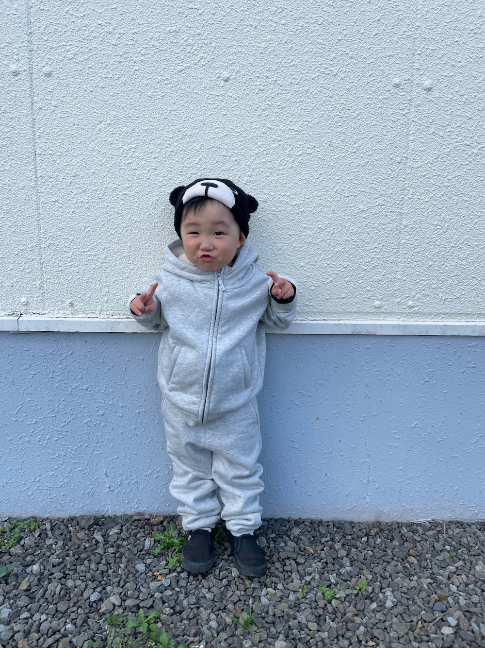 「スニーカー、男の子コーデ、シンプル、キッズコーデ、キッズファッション、おとこのこ、ラフ、ユニクロ、セットアップ、グレー、スウェット、3歳、ファッションを楽しもう、公園」｜「VANSのアイテム（スリッポン、ブラック系）」を使った、MANOAさん（キッズ・90cm）の秋コーディネートの1枚目の写真