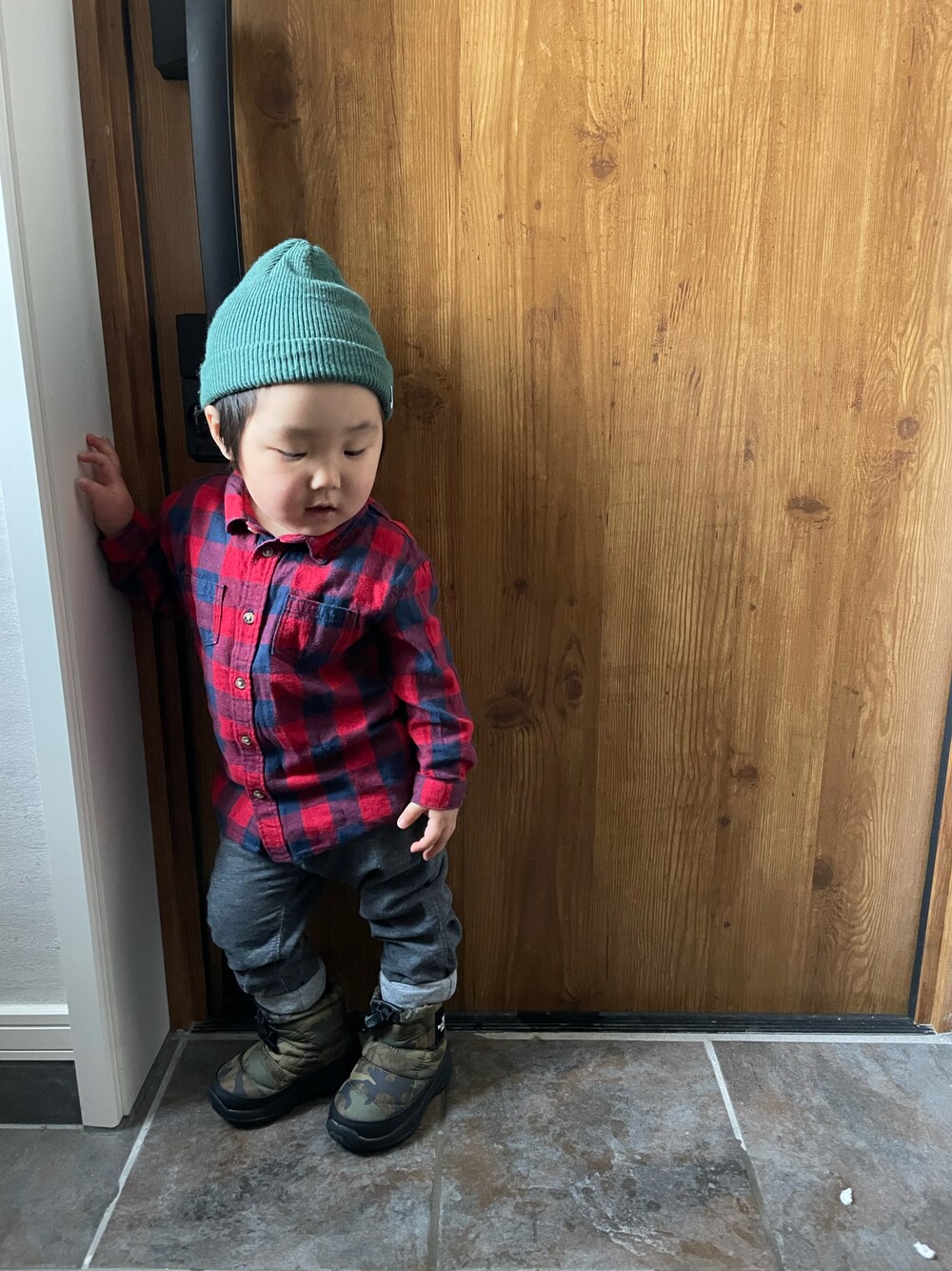 「キッズファッション、キッズコーデ、古着MIX、男の子、チェック、ニット帽、2歳、冬コーデ、THE NORTH FACE、HELLY HANSEN、男の子コーデ、ラフ、休日スタイル」｜「HELLY HANSENのアイテム（ニットキャップ/ビーニー、グリーン系）」を使った、MANOAさん（キッズ・80cm）の冬コーディネートの1枚目の写真