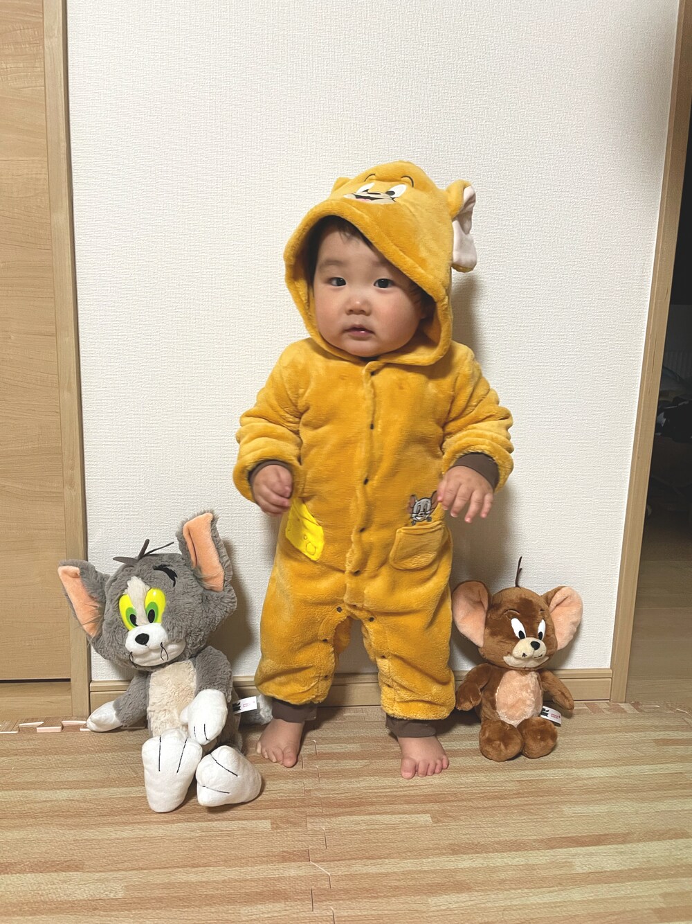 「wearhalloween2021、キッズコーデ、ハロウィン、ハロウィンコーデ、男の子、ベビーコーデ、1歳、トムとジェリー、おとこのこ、おうちファッション、男の子ベビー、キッズファッション」｜「Birthdayのアイテム（ママ＆ベビー、ベージュ系）」を使った、MANOAさん（キッズ・80cm）の秋コーディネートの1枚目の写真