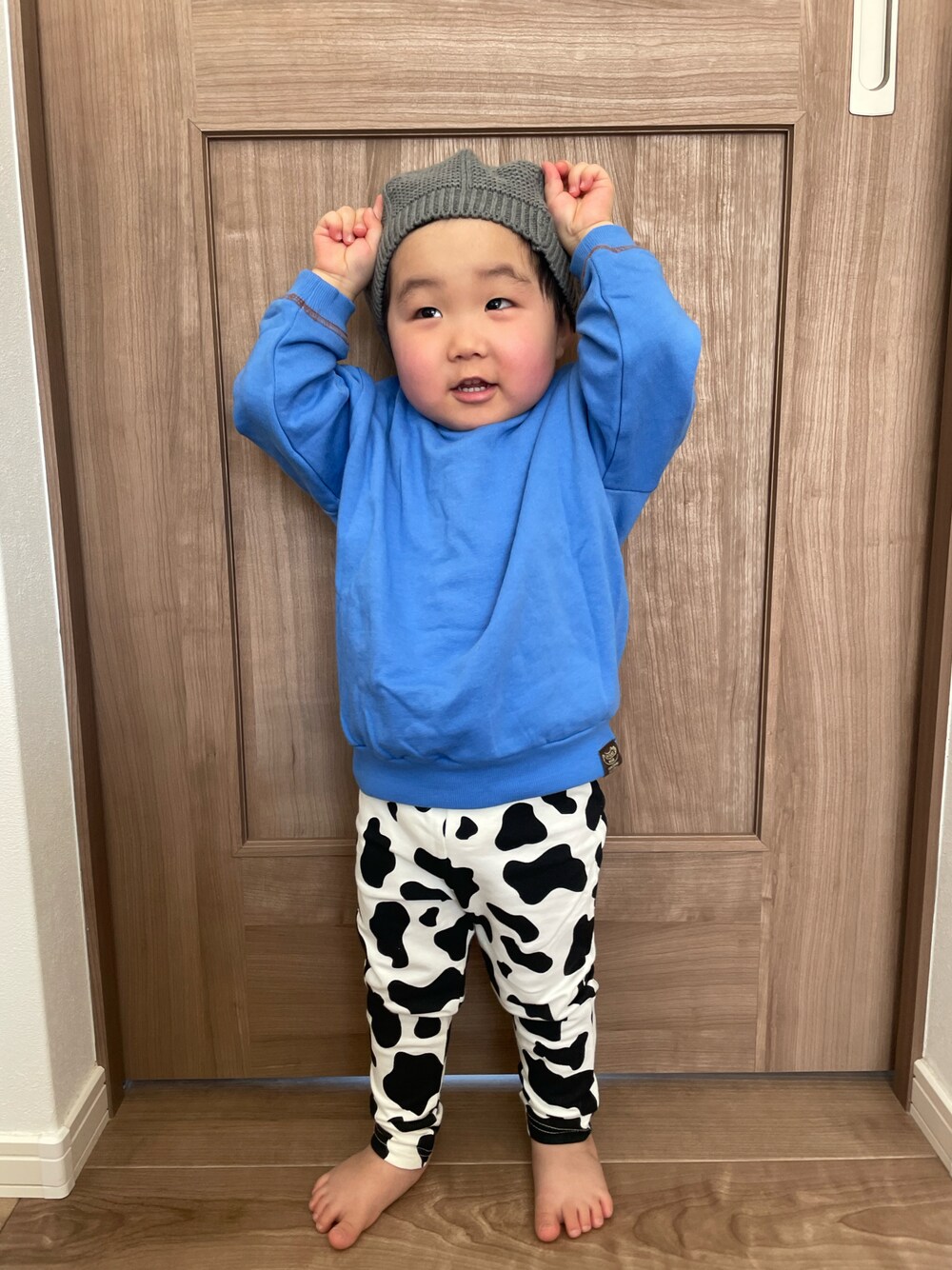 「キッズファッション、男の子コーデ、春服デビュー宣言、柄、ベスト、男の子、キッズコーデ、2歳、ゆるコーデ、スウェット、ブルー、ラフ、休日スタイル」｜「Birthdayのアイテム（ハンチング/ベレー帽、グレー系）」を使った、MANOAさん（キッズ・80cm）の春コーディネートの1枚目の写真