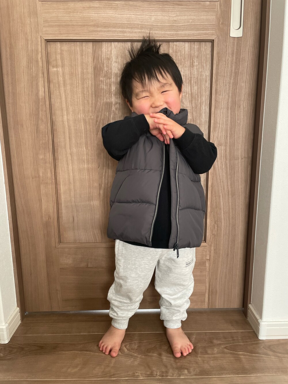 「キッズファッション、春服デビュー宣言、むすこーで、モノトーン、男の子コーデ、キッズコーデ、男の子、スウェット、ベスト、黒、ラフ、シンプルコーデ、2歳、今日のコーデ」｜「ZARAのアイテム（ジャケット/アウター、ブラック系）」を使った、MANOAさん（キッズ・80cm）の春コーディネートの1枚目の写真