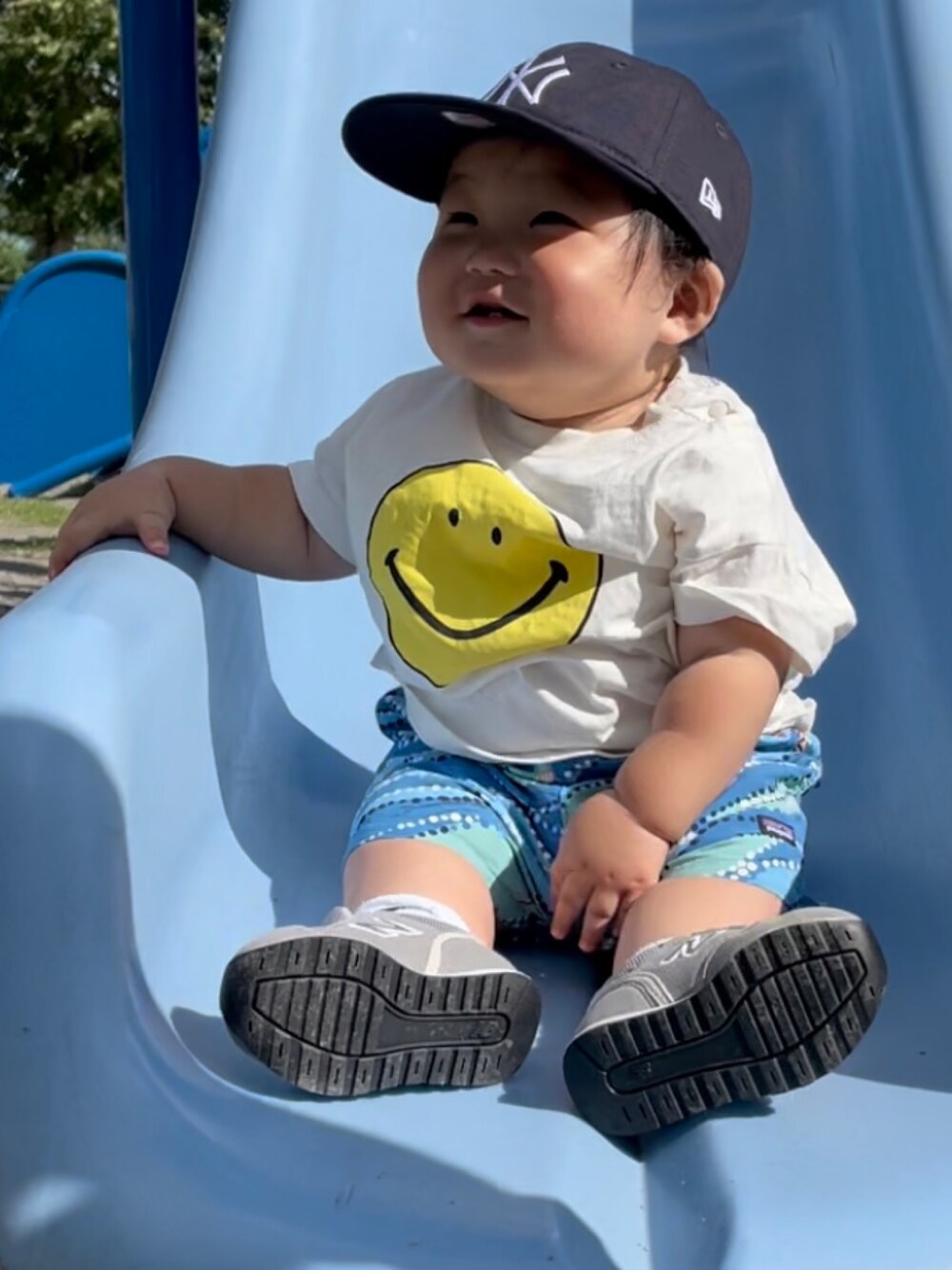「休日スタイル、キッズファッション、男の子、キャップ、男の子コーデ、1歳、公園スタイル、ニューバランス、ニューエラ、パタゴニア、おとこのこ、おとこのこスタイル、ラブアンドピース2021、シンプルコーデ」｜「NEW ERAのアイテム（キャップ、ブルー系）」を使った、MANOAさん（キッズ・80cm）の秋コーディネートの1枚目の写真