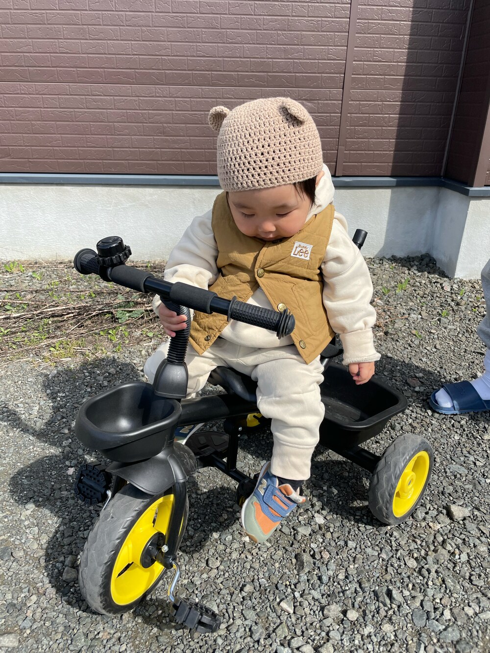 「キッズファッション、ゆるコーデ、シンプル、セットアップ、男の子、男の子コーデ、ベスト、スウェット、スニーカー、1歳、devirock、キッズコーデ、くすみカラー、オーバーサイズ、はるコーデ」｜「GAPのカーボナイズドフリース ジョガーパンツ (幼児)（スウェットパンツ、その他）」を使った、MANOAさん（キッズ・90cm）の春コーディネートの1枚目の写真