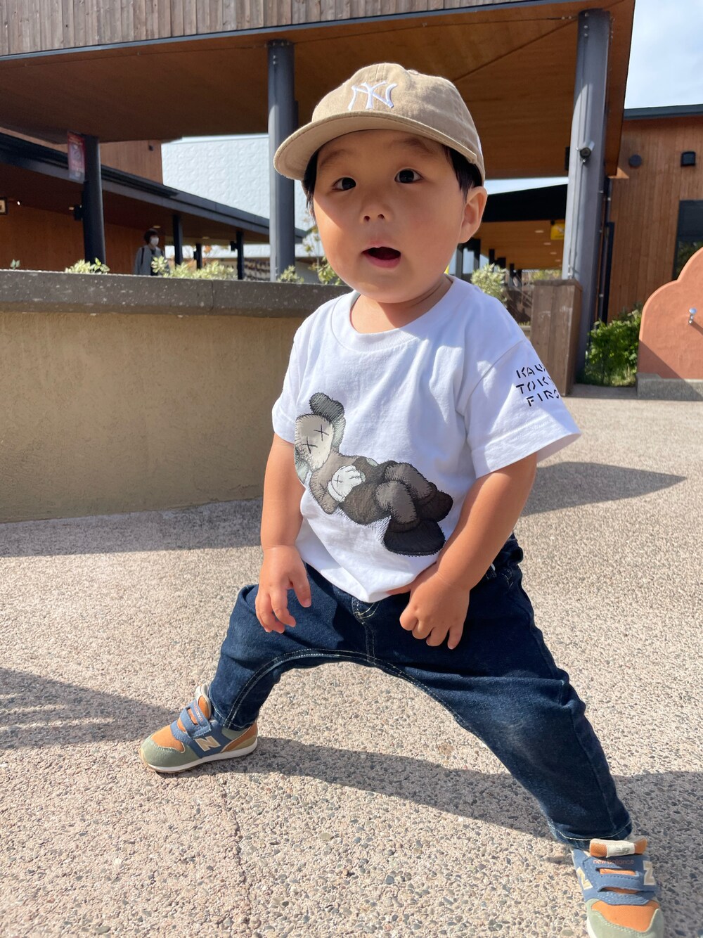 「休日スタイル、デニム、ベビーコーデ、カジュアル、秋服コーデ、男の子、おとこのこ、2歳、キッズコーデ、シンプルコーデ、ラフ、男の子コーデ、お出かけコーデ」｜「UNIQLOのアイテム（Tシャツ/カットソー、ホワイト系）」を使った、MANOAさん（キッズ・80cm）の秋コーディネートの1枚目の写真