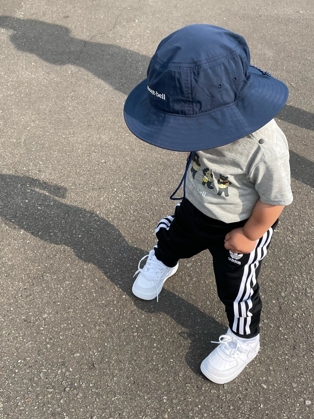 「キッズファッション、男の子コーデ、キッズコーデ、夏だ！Tシャツ着よう！、スニーカーコーデ、おとこのこ、1歳、休日スタイル、ハット、シンプル、スニーカー、モノトーン、アウトドアスタイル、男の子、ラフ」｜「adidasのアディカラー SST トラックスーツ（ジャージ）/ アディダスオリジナルス（キッズ/子供用）（ジャージ、ブラック系）」を使った、MANOAさん（キッズ・90cm）の春コーディネートの1枚目の写真