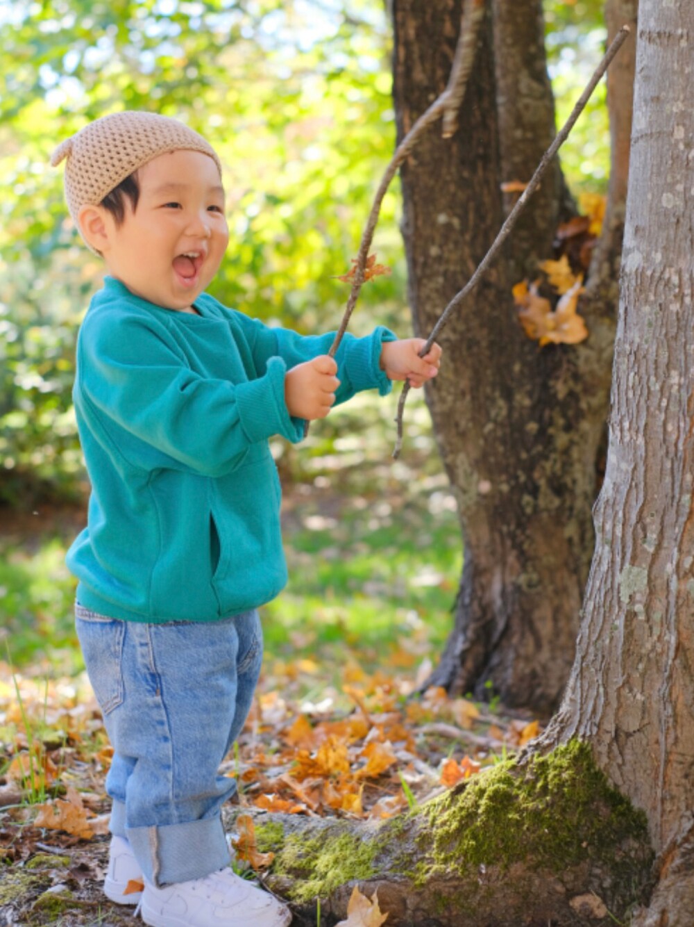 「秋冬コーデ、キッズファッション、秋コーデ、キッズコーデ、男の子、男の子コーデ、男の子ファッション、紅葉、スニーカー、カジュアルコーデ、2歳、ZARA」｜「ZARAのアイテム（デニムパンツ、ブルー系）」を使った、MANOAさん（キッズ・80cm）の冬コーディネートの1枚目の写真