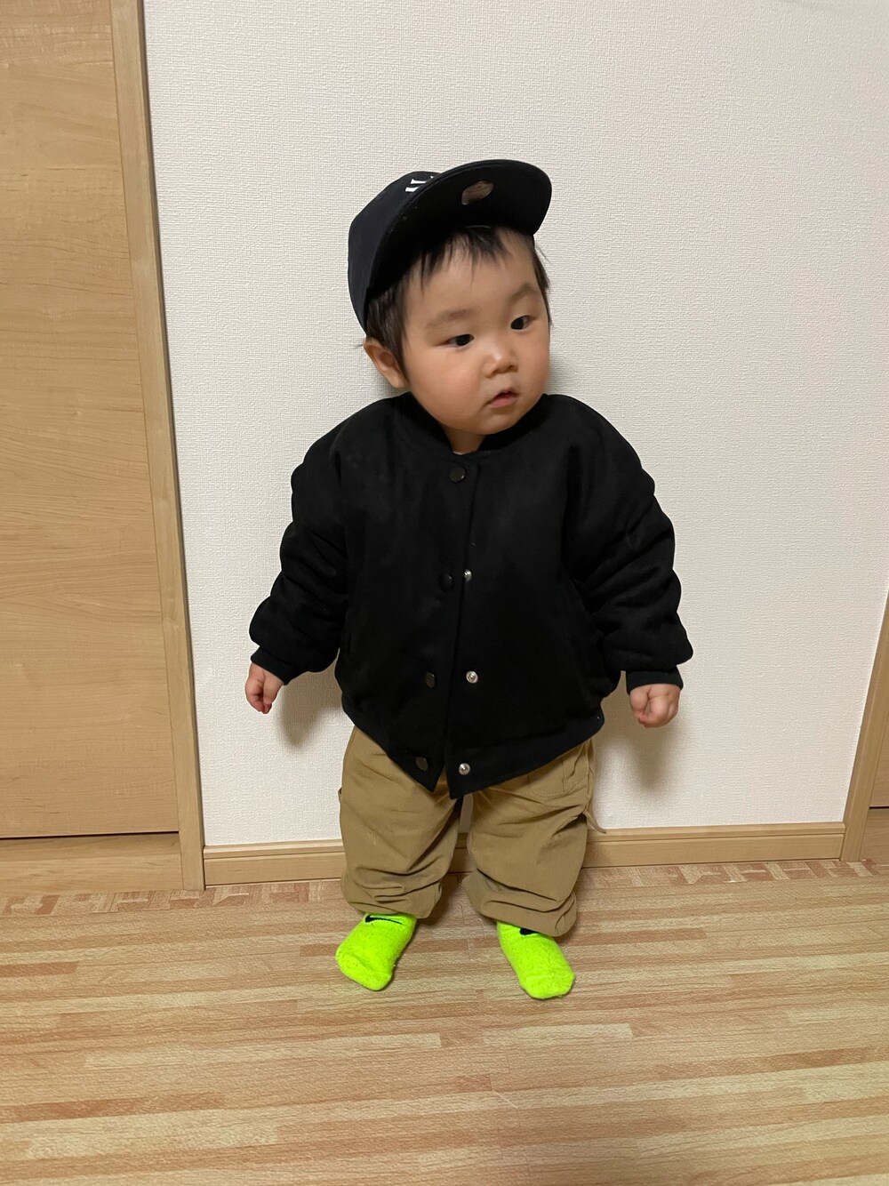 「キッズコーデ、男の子、キャップ、1歳、おとこのこ、ビタミンカラー、ブルゾン、カーゴパンツ、キッズファッション、男の子コーデ、シンプル、休日スタイル」｜「aimohaの【aimoha-KIDS-】【新作】 韓国子供服 ビッグポケット裾絞りカーゴパンツ（カーゴパンツ、ベージュ系）」を使った、MANOAさん（キッズ・80cm）の冬コーディネートの1枚目の写真