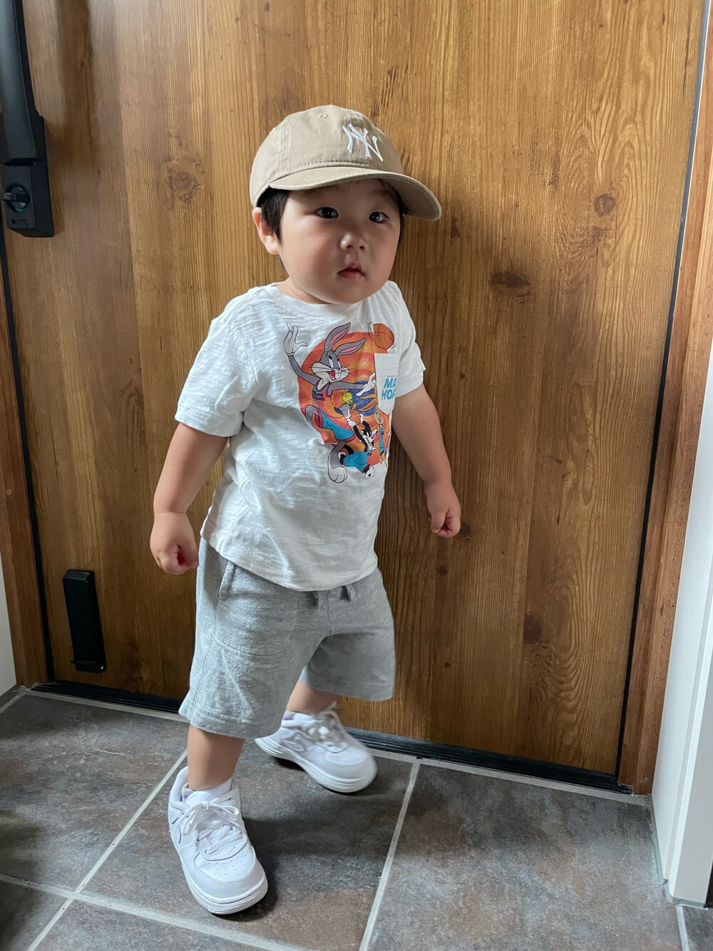 「真夏のアクティブスタイル、NIKE、Tシャツ、キッズコーデ、1歳、男の子、キャップ、ラフ、ノースリーブ、GAP、男の子コーデ、スウェット、白Tシャツ、白スニーカー、夏コーデ」｜「NEW ERAの【NEW ERA】9TWENTY MLB BASEBALL CAP /【ニューエラ】920 ナイントゥエンティ メジャーリーグ ベースボール キャップ（キャップ、ベージュ系）」を使った、MANOAさん（キッズ・80cm）の夏コーディネートの1枚目の写真