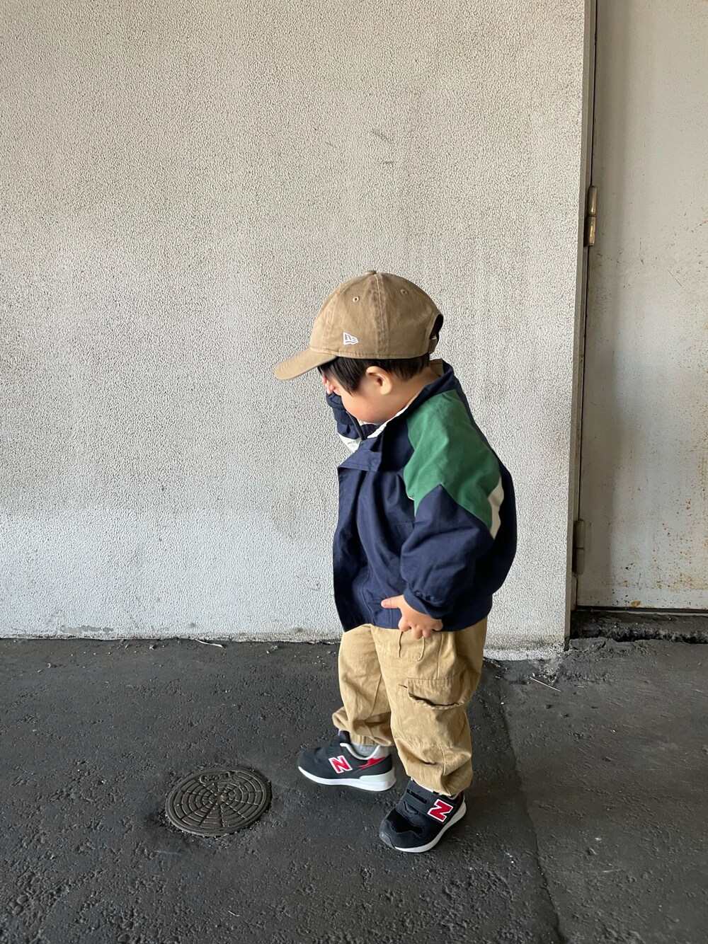 「キッズコーデ、カジュアルコーデ、シンプルコーデ、休日コーデ、スニーカー、男の子、キッズファッション、kids、韓国ファッション、2歳、キャップ」｜「NEW ERAの【NEW ERA】9TWENTY MLB BASEBALL CAP /【ニューエラ】920 ナイントゥエンティ メジャーリーグ ベースボール キャップ（キャップ、ベージュ系）」を使った、MANOAさん（キッズ・80cm）の冬コーディネートの1枚目の写真