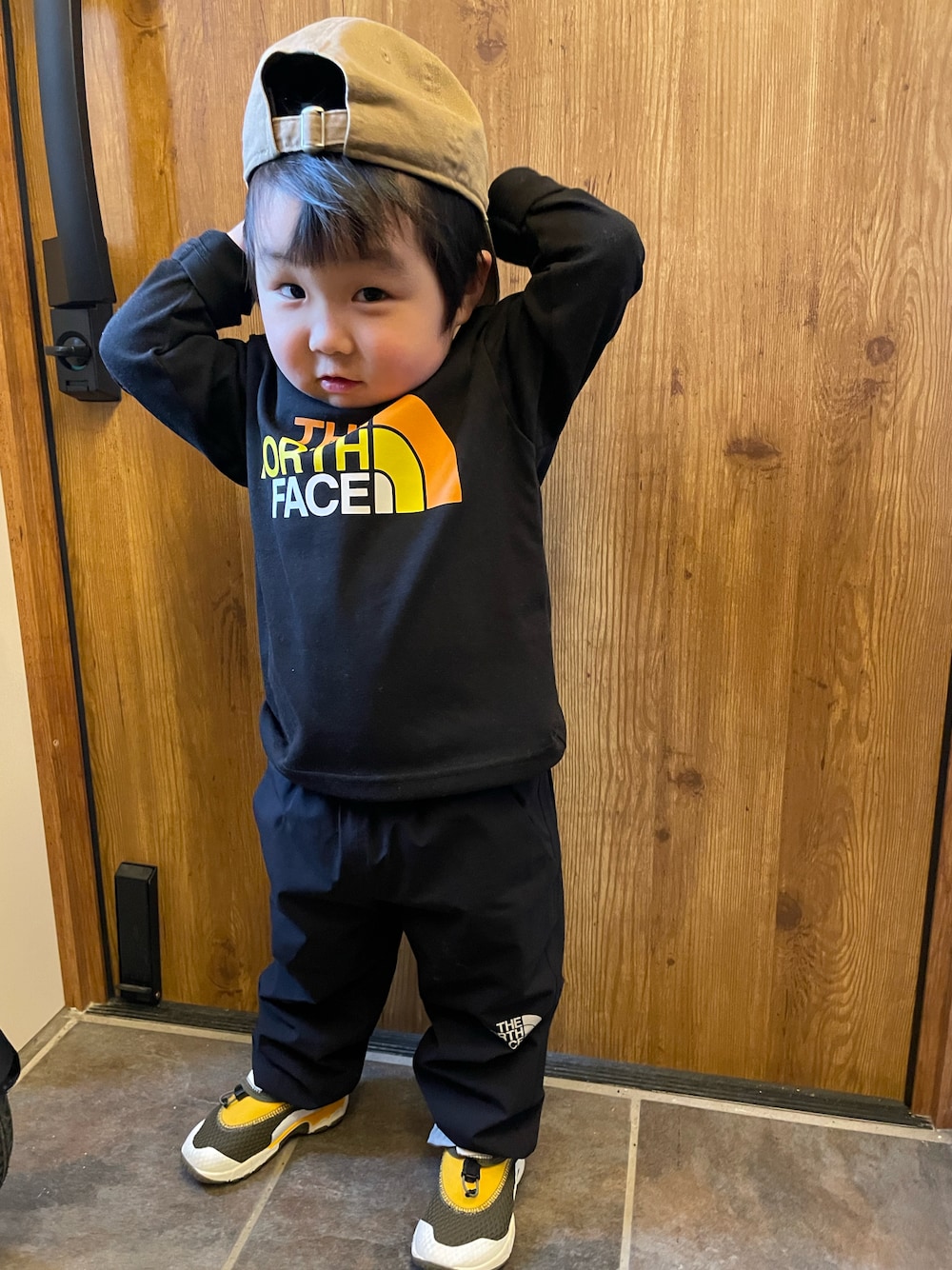 「休日スタイル、キッズコーデ、春コーデ、キッズファッション、ブラック、ラフ、男の子コーデ、男の子、2歳、THE NORTH FACE、シンプルコーデ、春、ロンT、黒×黄色、キッズ」｜「THE NORTH FACEのアイテム（パンツ、ブラック系）」を使った、MANOAさん（キッズ・80cm）の春コーディネートの1枚目の写真