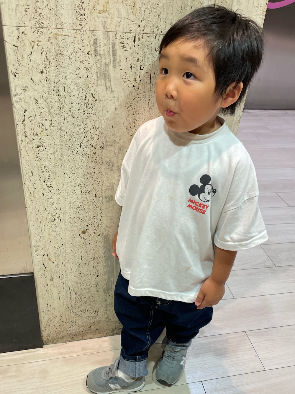 「夏コーデ、デニム、Tシャツ、キッズコーデ、男の子、男の子コーデ、キッズファッション、3歳、ラフ、しまむら、ミッキー」｜「しまむらのアイテム（Tシャツ/カットソー、ホワイト系）」を使った、MANOAさん（キッズ・90cm）の夏コーディネートの1枚目の写真