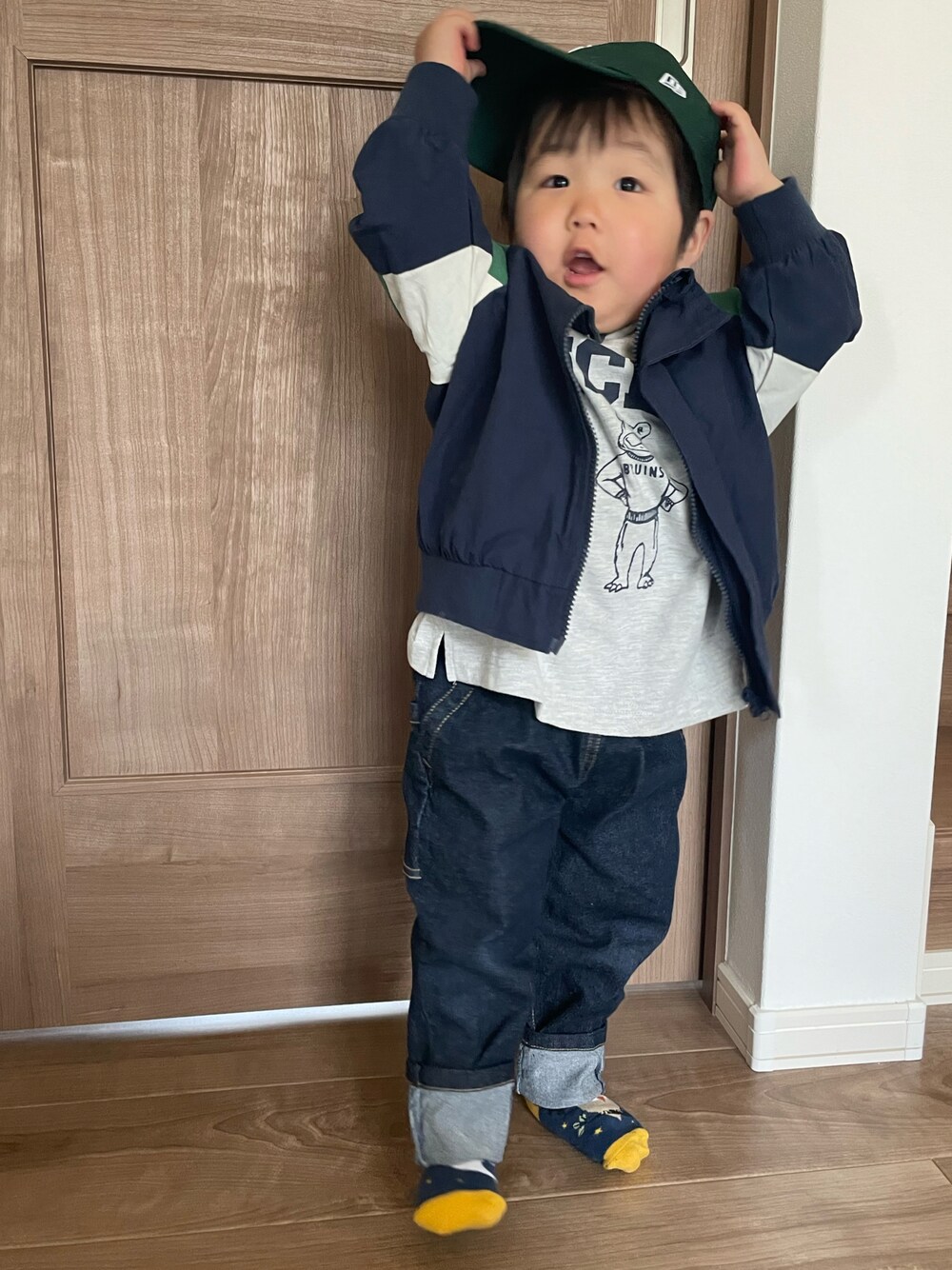 「韓国子供服、ジーンズ、プリントT、春コーデ、春、カジュアルコーデ、キッズコーデ、キッズファッション、２歳、男の子、男の子コーデ、キャップ、おとこのこ、キッズ、ラフ」｜「aimohaの【aimoha-KIDS-】【新作】 韓国子供服 アメカジバック刺繍配色ブルゾン（ブルゾン、ブルー系）」を使った、MANOAさん（キッズ・80cm）の春コーディネートの1枚目の写真