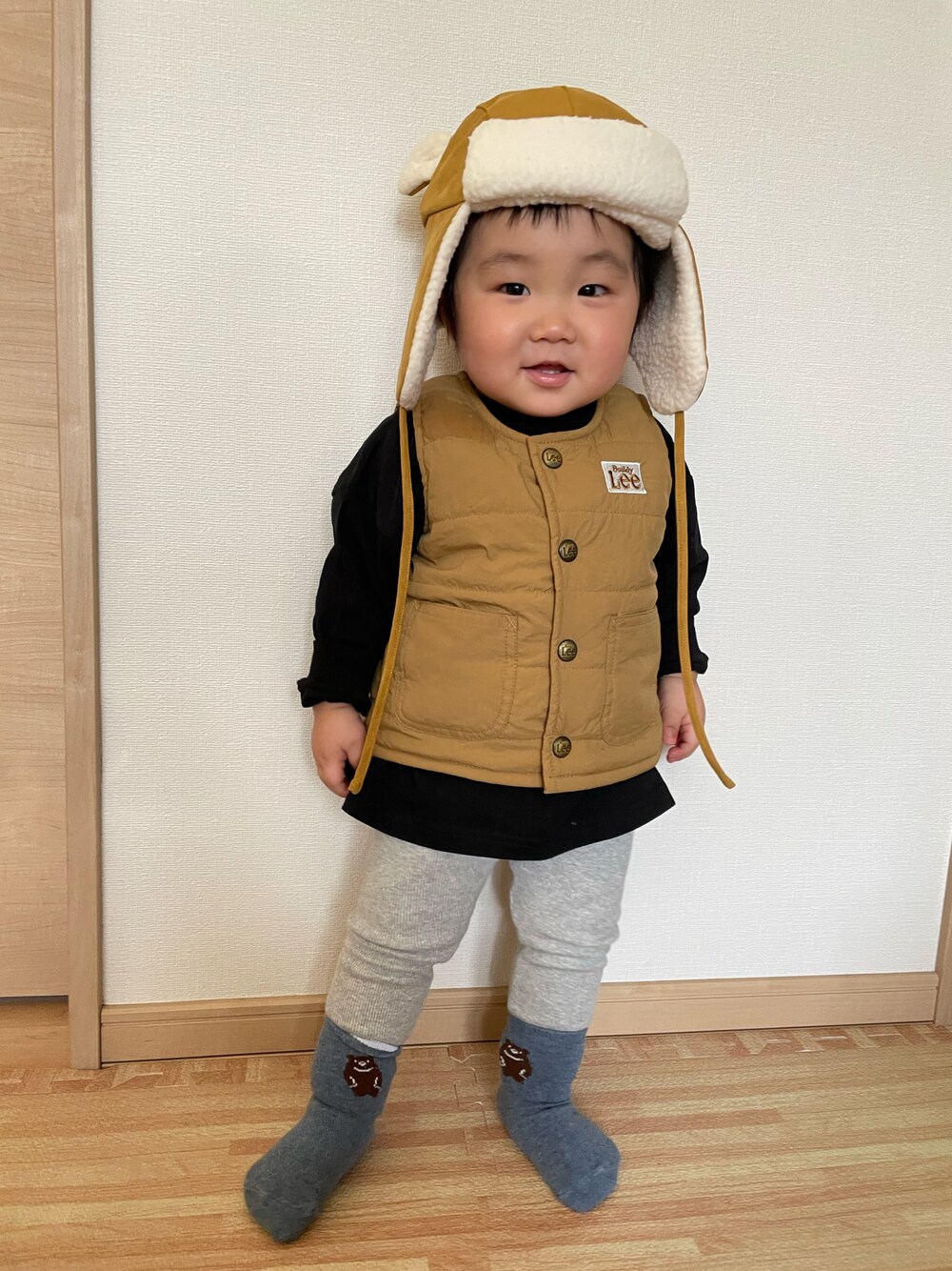 「キッズコーデ、男の子、キッズファッション、休日コーデ、イエロー、1歳、おとこのこ、kids、モノトーンコーデ、ラフ、男の子コーデ、オーバーサイズ、ゆるコーデ」｜「UNIQLOのアイテム（パンツ、グレー系）」を使った、MANOAさん（キッズ・80cm）の春コーディネートの1枚目の写真