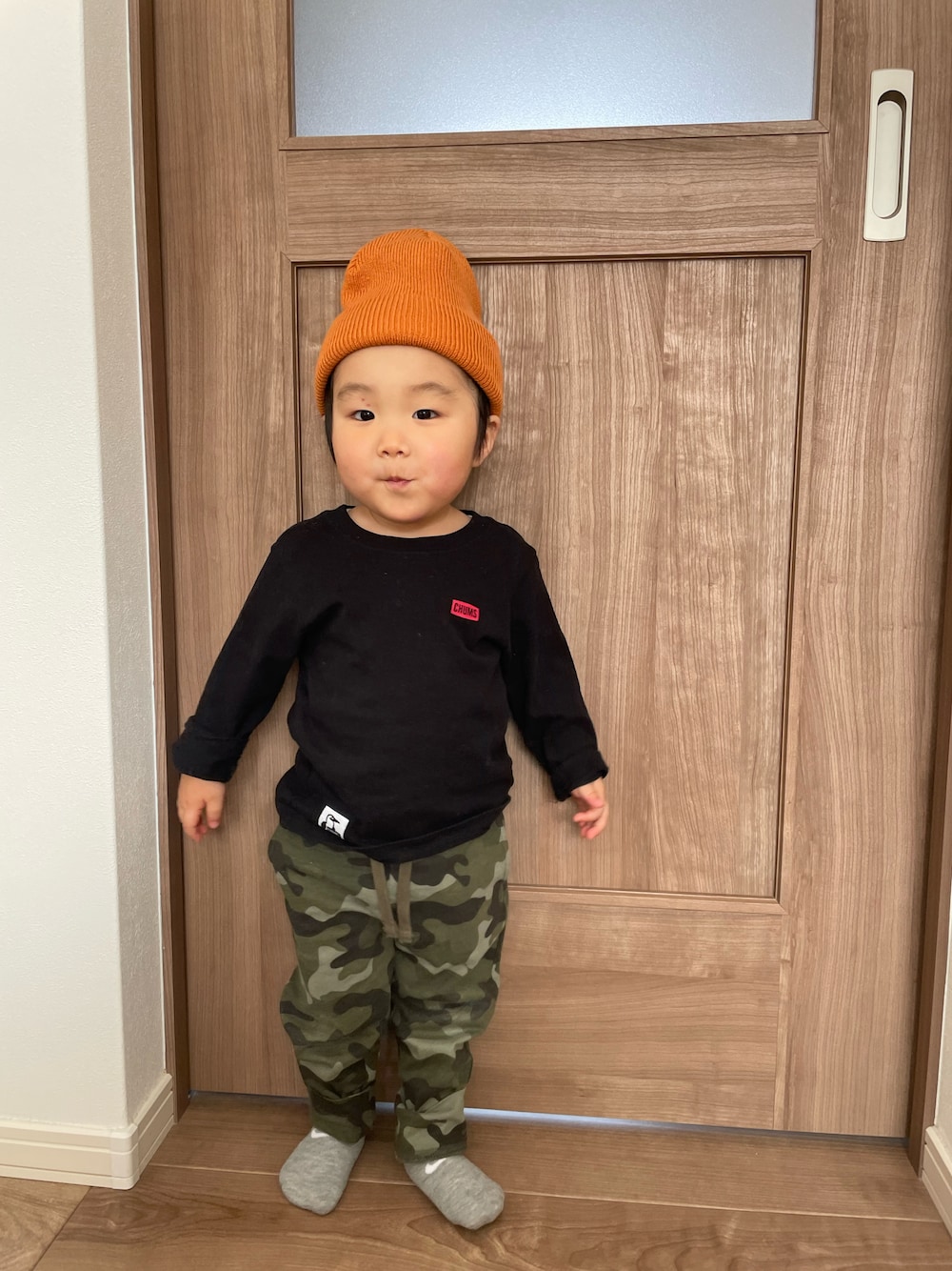 「スウェット、男の子コーデ、シンプルスタイル、2歳、キッズコーデ、キッズファッション、男の子、ロンT、迷彩、ラフ、CAP、CHUMS、ニット帽、バックプリント、今日のコーデ」｜「BEAMSのBEAMS / ロールアップ ワッチキャップ 18SS（ニットキャップ/ビーニー、オレンジ系）」を使った、MANOAさん（キッズ・80cm）の冬コーディネートの1枚目の写真