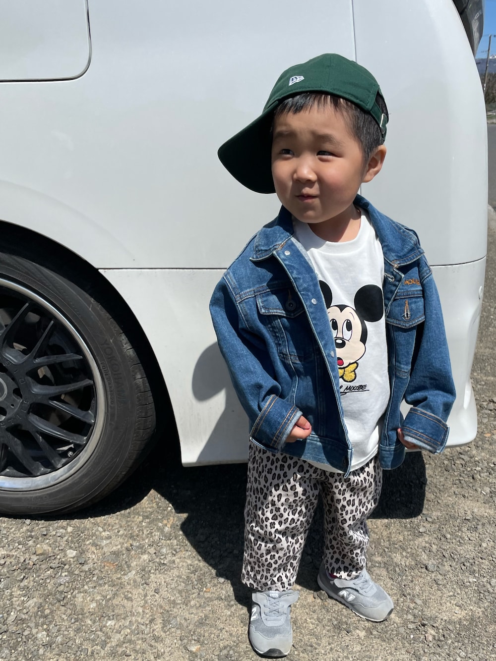 「休日スタイル、お出かけコーデ、キッズ、プリントT、男の子、プチプラ、スニーカー、キッズコーデ、キッズファッション、男の子コーデ、デニムジャケット、ラフ、キャップ、おとこのこ、春夏コーデ」｜「しまむらのアイテム（Tシャツ/カットソー、ホワイト系）」を使った、MANOAさん（キッズ・90cm）の春コーディネートの1枚目の写真