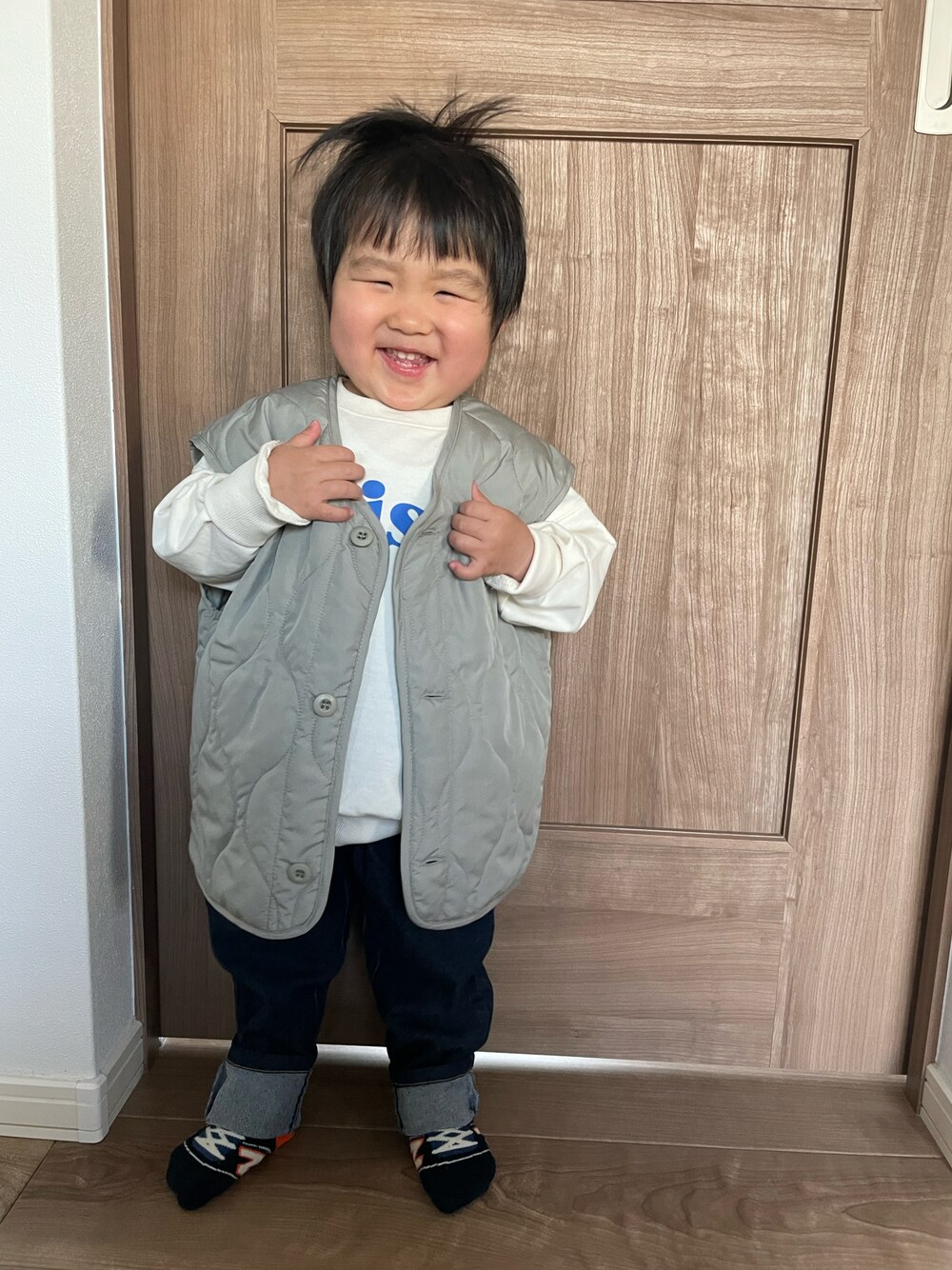 「キッズコーデ、休日スタイル、ジーンズ、ベスト、ロゴスウェット、キッズファッション、男の子、男の子コーデ、おしゃれさんと繋がりたい、2歳、春コーデ」｜「CIAOPANIC TYPYの【KIDS】【2点セット】キルティングベスト×プリントスウェット（スウェット、グリーン系）」を使った、MANOAさん（キッズ・80cm）の春コーディネートの1枚目の写真