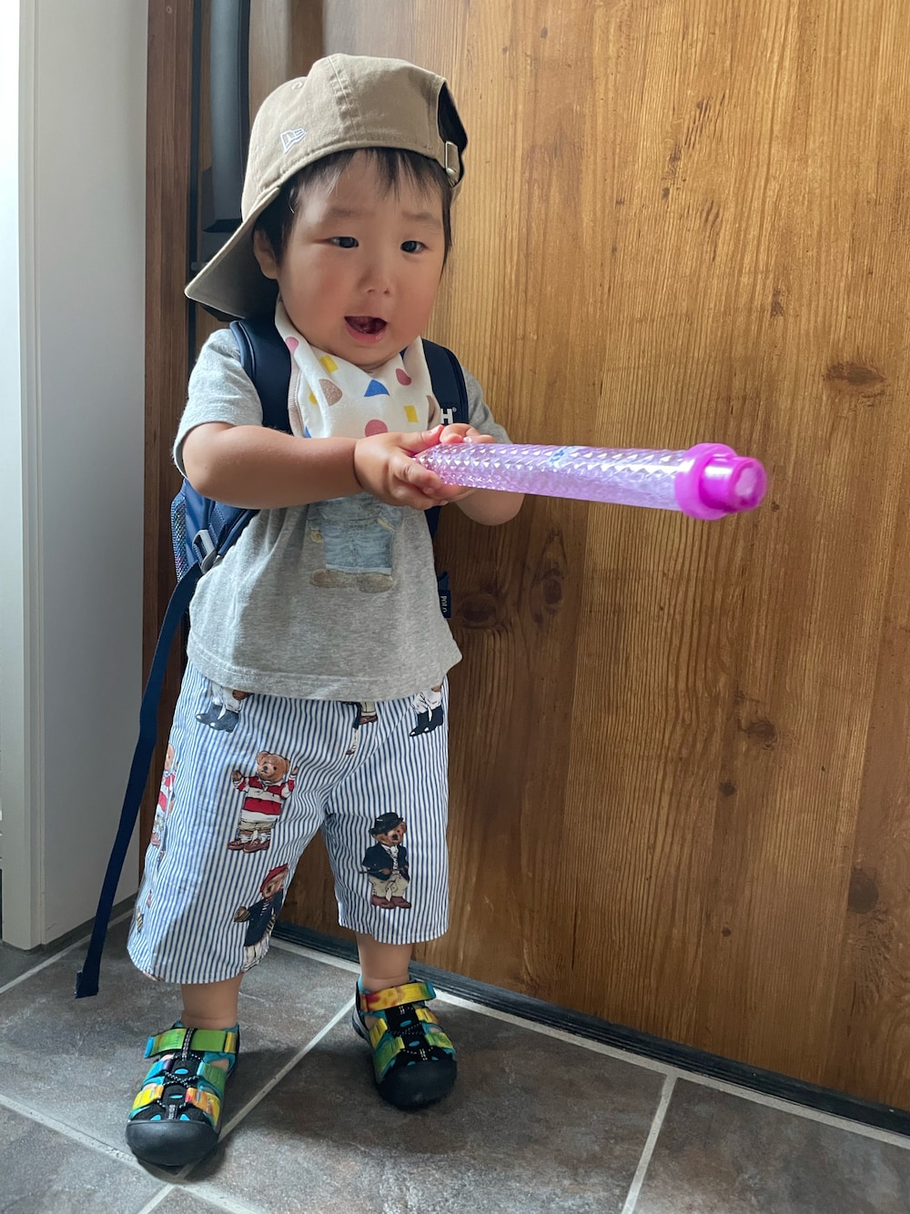 「キッズコーデ、今日のコーデ、男の子、夏コーデ、シンプル、キッズファッション、1歳、くまさん、おとこのこ、ハンドメイド、キャップ、リュック、カジュアル、休日スタイル、ヴィンテージ」｜「KEENのKEEN/キーン 水陸両用 SEACAMP2CNX シーキャンプツーシーエヌエックス サンダル 1025224（サンダル、ブルー系）」を使った、MANOAさん（キッズ・80cm）の夏コーディネートの1枚目の写真