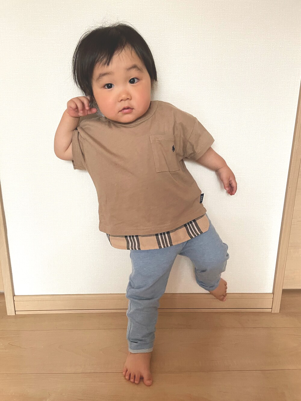 「キッズファッション、男の子、男の子コーデ、Tシャツ、チェック、1歳、ラフ、淡色コーデ、UNIQLO、キッズコーデ」｜「polobabyのアイテム（Tシャツ/カットソー、ベージュ系）」を使った、MANOAさん（キッズ・90cm）の春コーディネートの1枚目の写真