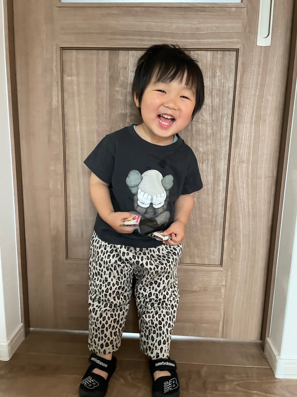 「お出かけコーデ日記、kids、男の子、男の子コーデ、キッズコーデ、キッズファッション、2歳、ゆるコーデ、ラフ、ひょう柄、Tシャツ、お洒落さんとつながりたい、むすこーで」｜「UNIQLOのアイテム（Tシャツ/カットソー、グレー系）」を使った、MANOAさん（キッズ・90cm）の春コーディネートの1枚目の写真