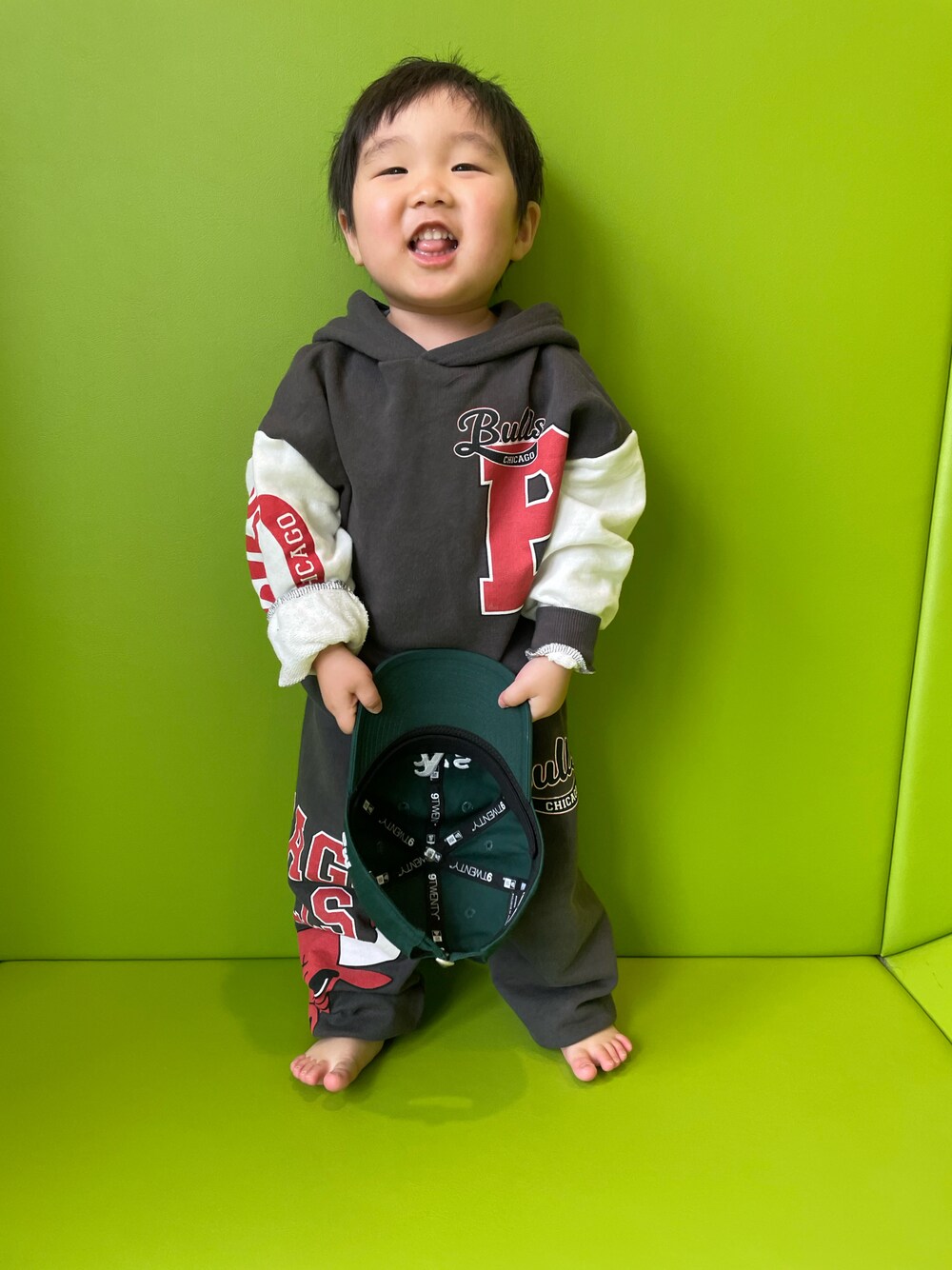 「キッズファッション、ラフ、キッズコーデ、おとこのこ、男の子、男の子コーデ、スウェット、セットアップ、CHICAGO BULLS、シカゴブルズ、キャップ、ゆるコーデ、ラクチンコーデ」｜「ZARAのアイテム（トップス、グレー系）」を使った、MANOAさん（キッズ・80cm）の春コーディネートの1枚目の写真