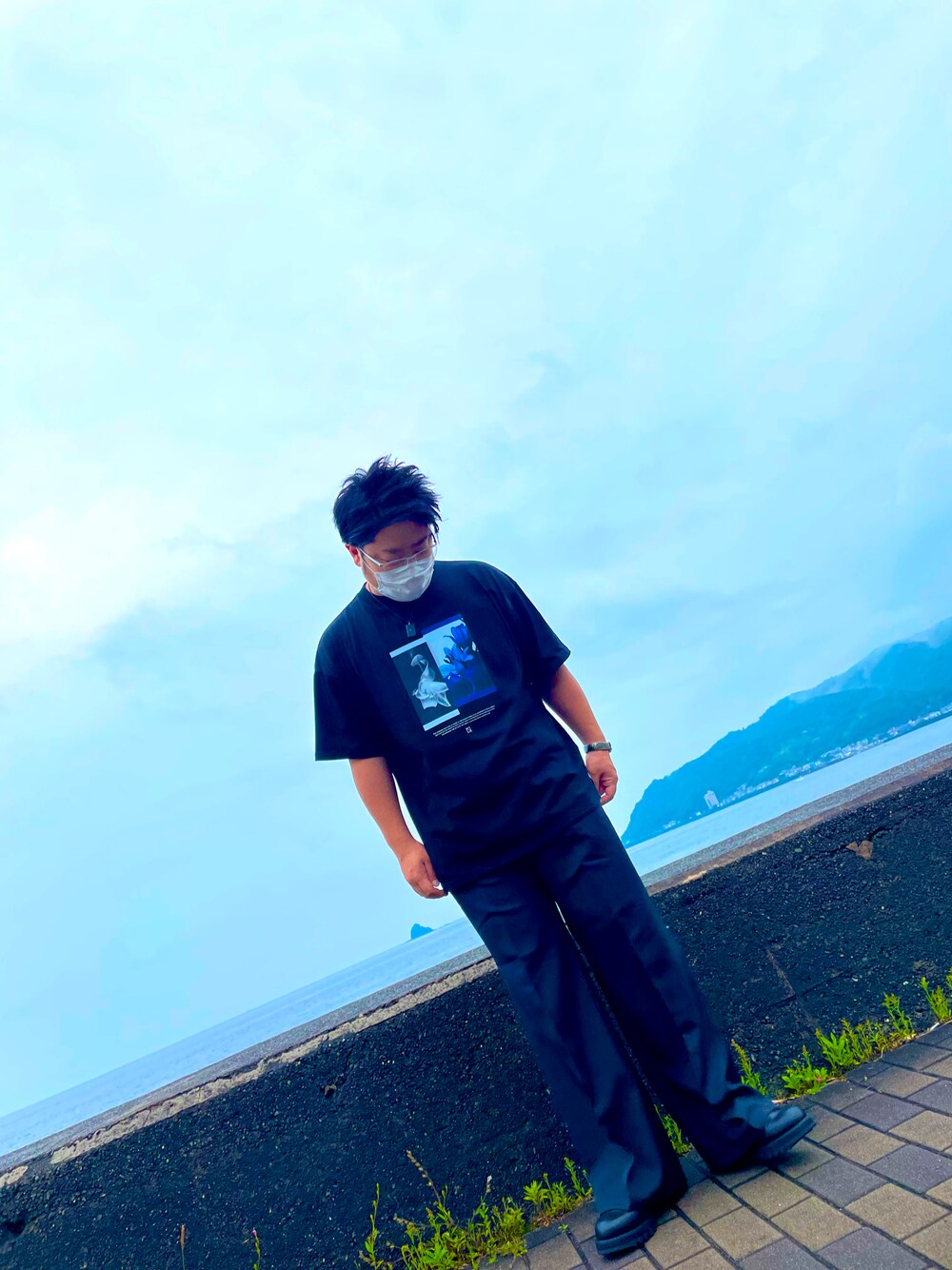 「休日スタイル、シンプル、リラックススタイル、低身長コーデ、Tシャツ、黒、黒Tシャツ、黒コーデ、黒トップス、保育士、保育士の休日、HARE、Hamilton、A4A」｜「HAREのアイテム（その他シューズ、ブラック系）」を使った、yoichiさん（メンズ・165cm）の春コーディネートの1枚目の写真