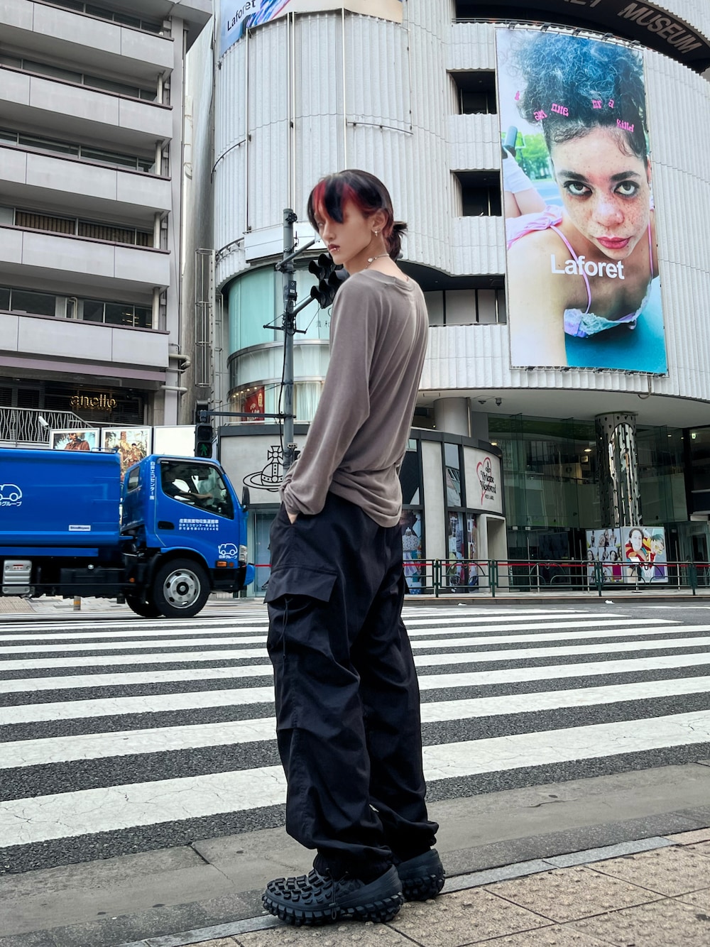 「カジュアル、シンプルコーデ、お洒落さんとつながりたい、ワイドパンツ、ラフコーデ、シンプルスタイル、夏コーデ、お出かけコーデ、シャツスタイル、シャツコーデ、古着コーデ、サンダル、休日スタイル」｜「Espinaのジップポケットボリュームワイドカーゴパンツ（カーゴパンツ、ブラック系）」を使った、たくまさん（メンズ・175cm）の夏コーディネートの1枚目の写真