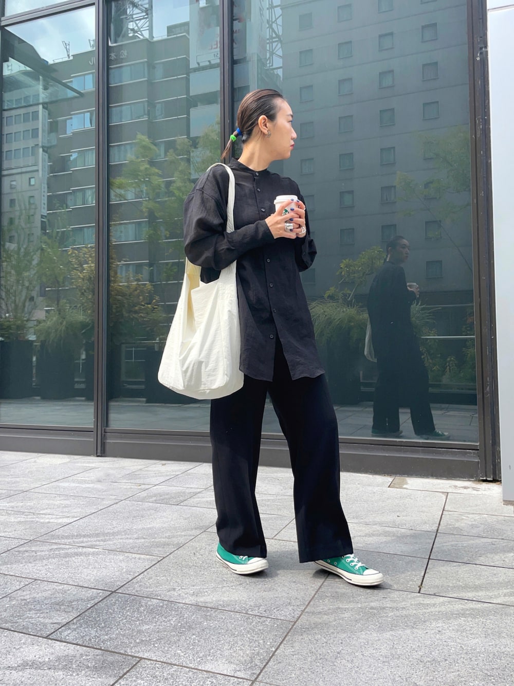 「ブラック、ブラックコーデ、オールブラック、オーバーサイズ、ポニーテール、シアーシャツ、オールバック、TODAYFUL、コンバース ハイカット、バンドカラーシャツ、高身長女子、トゥデイフル」｜「FREAK'S STOREのカラーシアービッグカフスシャツ（シャツ/ブラウス、ブラック系）」を使った、たむらヘプバーンさん（レディース・168cm）の秋コーディネートの1枚目の写真