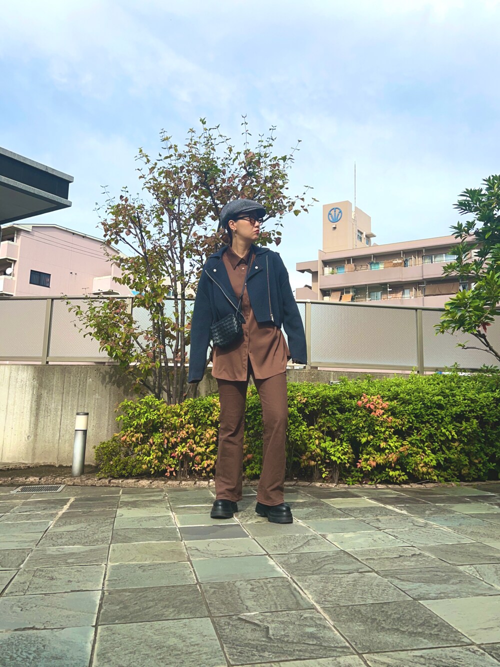 「ブラウン、ブラウンコーデ、ブラウン色に染まれ、フレアデニム、ショート丈トップス、ショート丈、ハンチング、ZARA、プチプラ、クロップドトップス、ライダース、高身長女子、秋コーデ、カジュアルコーデ、大人女子」｜「GUのアイテム（パンツ、ブラウン系）」を使った、たむらヘプバーンさん（骨格ストレート・レディース・168cm）の秋コーディネートの1枚目の写真