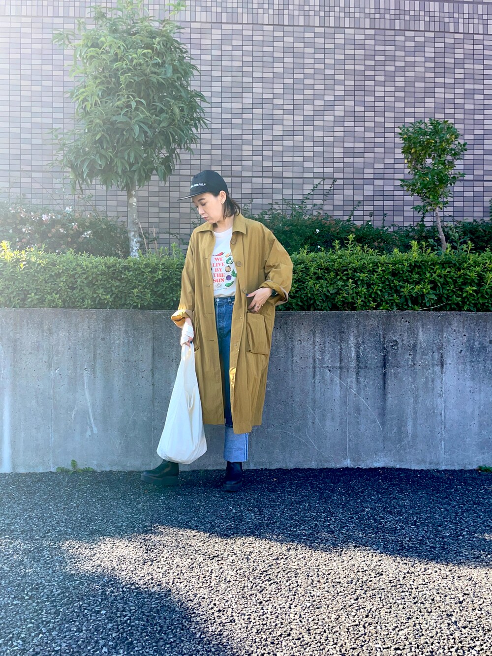 「UNIQLO JW ANDERSON、ユニクロ、オーバーサイズ、古着、リーバイス、ロンT、MM6、キャップ、TODAYFUL、ショートブーツ、ステンカラーコート、高身長女子」｜「LITTLE UNION TOKYOのアイテム（Tシャツ/カットソー、ベージュ系）」を使った、たむらヘプバーンさん（レディース・168cm）の秋コーディネートの1枚目の写真