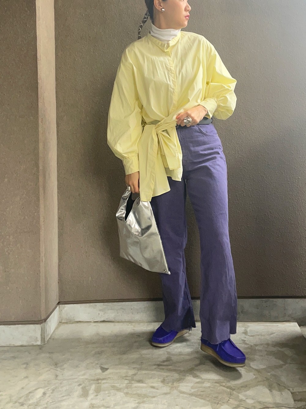 「カラーパンツ、カラーコーデ、カラーシャツ、デザイントップス、バンドカラーシャツ、ワラビー、clarks、MM6、高身長女子、ワイドデニム、ハイネックトップス、レイヤードスタイル、オーバーサイズ」｜「MM6 Maison Martin Margielaのアイテム（バッグ、シルバー系）」を使った、たむらヘプバーンさん（レディース・168cm）の冬コーディネートの1枚目の写真