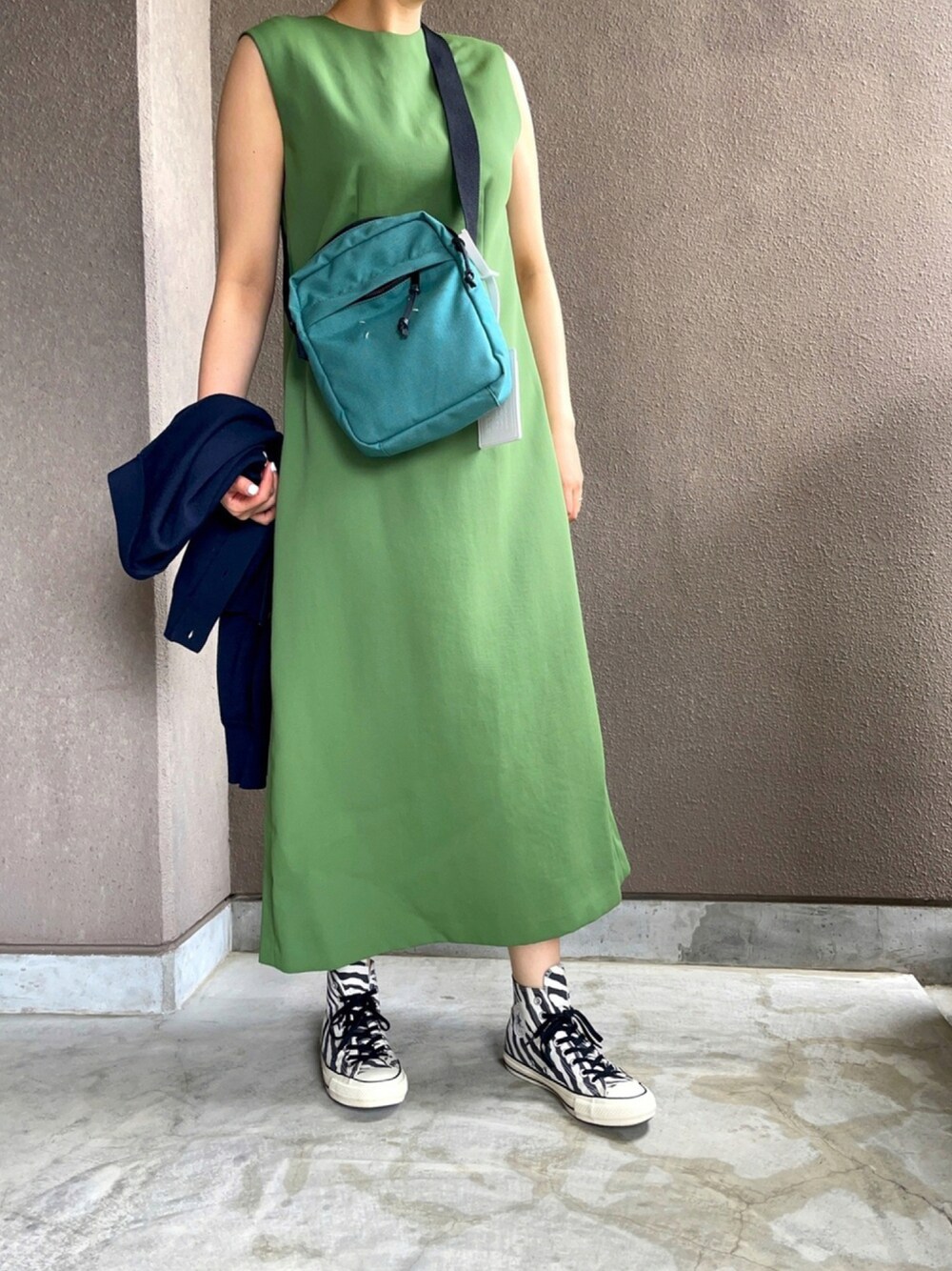 「ワンピース×スニーカー、ロングワンピース、コンバース ハイカット、マルジェラ、メゾンマルジェラ、Maison Margiela、ノースリーブワンピース、カラーコーデ、高身長女子」｜「Mila Owenの3ピーススーツスーツアップＩラインワンピース（ワンピース、グリーン系）」を使った、たむらヘプバーンさん（レディース・168cm）の夏コーディネートの1枚目の写真