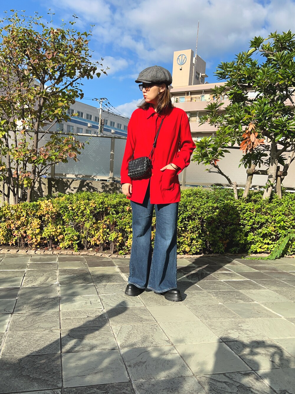 「古着MIX、古着、古着コーデ、古着好きな人と繋がりたい、ワイドデニム、フレアデニム、リーバイス、キャスケット、ハイウエストデニム、赤、プチプラ、大人コーデ、春コーデ」｜「Levi'sのLevi's/リーバイス RIBCAGE BELLS（デニムパンツ、ブルー系）」を使った、たむらヘプバーンさん（骨格ストレート・レディース・168cm）の春コーディネートの1枚目の写真