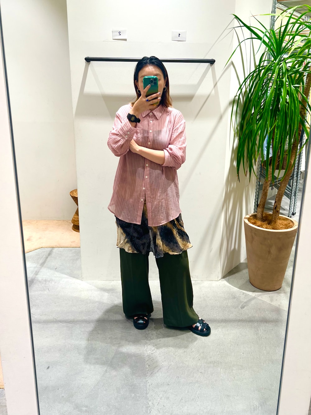 「夏ルックで気分アップ、シアーシャツ、シアートップス、ストライプシャツ、レイヤードスタイル、レイヤードスカート、タイダイ柄、古着MIX、古着コーデ、グルカサンダル、カラーコーデ、高身長女子」｜「DISCOATのシアーストライプシャツ《WEB限定カラーあり》（シャツ/ブラウス、ピンク系）」を使った、たむらヘプバーンさん（骨格ストレート・レディース・168cm）の夏コーディネートの1枚目の写真