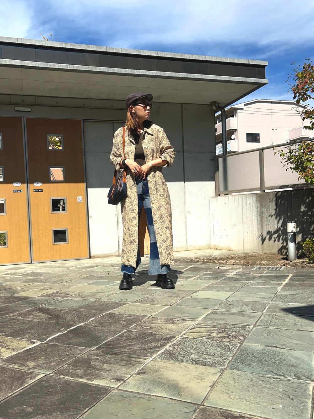 「古着MIX、古着、古着コーデ、古着好きな人と繋がりたい、シャツワンピ、柄ワンピース、フレアパンツ、パッチワーク、パッチワークデニム、ハンチング」｜「jumelleのjm stretch middle boots（ブーツ、ブラック系）」を使った、たむらヘプバーンさん（骨格ストレート・レディース・168cm）の秋コーディネートの1枚目の写真