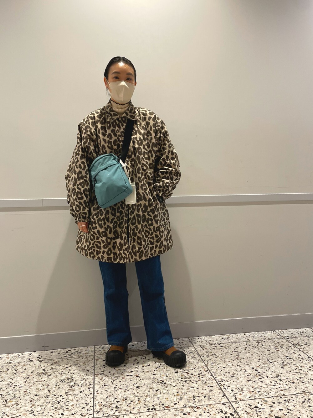 「オーバーサイズ、MM6、Maison Margiela、レオパード、タートルネック、TODAYFUL、古着MIX、ブルーコーデ、シンプルスタイル、高身長女子、サイドゴアブーツ、ブラウン、ショートブーツ」｜「MOUSSYのDM OVERSIZE TENT コート（ダウンジャケット/コート、ベージュ系）」を使った、たむらヘプバーンさん（レディース・168cm）の冬コーディネートの1枚目の写真
