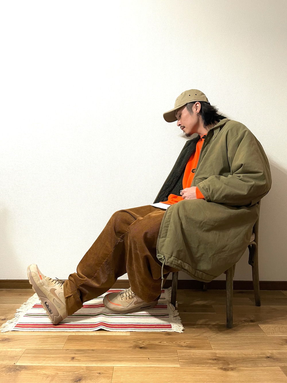 「冬のコーデ、カジュアルコーデ、オトナカジュアル、モッズコート、M65、シェフパンツ、エアマックス、ジェットキャップ、オレンジ、ブラウン、アースカラー」｜「PEACE OF MINDのアイテム（キャップ、ベージュ系）」を使った、mitsuruさん（メンズ・187cm）の冬コーディネートの1枚目の写真