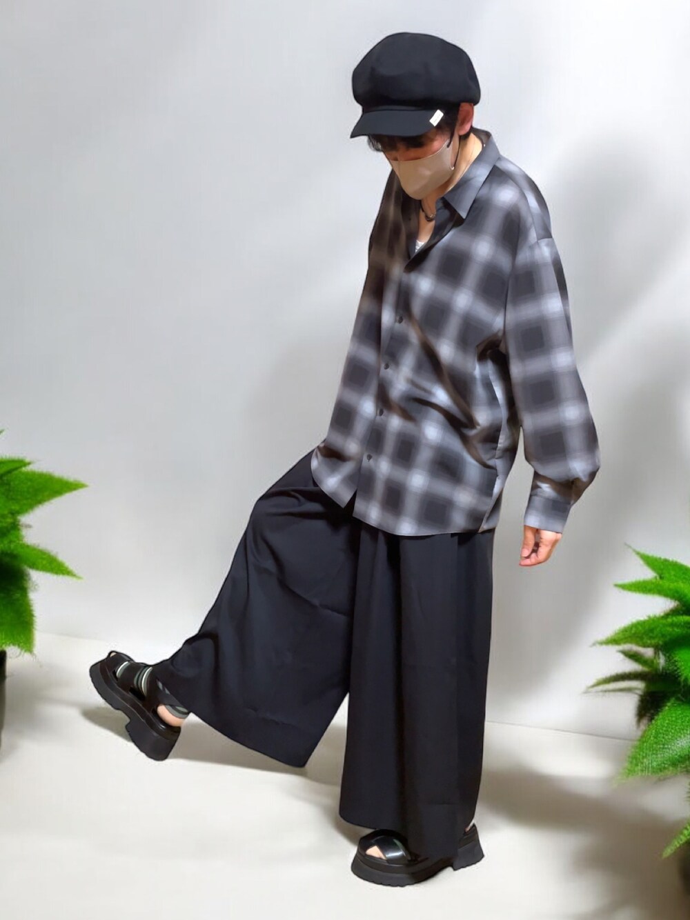 「休日スタイル、ワイドパンツ、ハカマパンツ、シャツスタイル、シアーシャツ、キャスケット、サンダル、サンダルに靴下、モノトーン、ゆるコーデ、グルカサンダル、厚底サンダル」｜「SHEINのアイテム（パンツ、ブラック系）」を使った、しーお さん（メンズ・180cm）の夏コーディネートの1枚目の写真