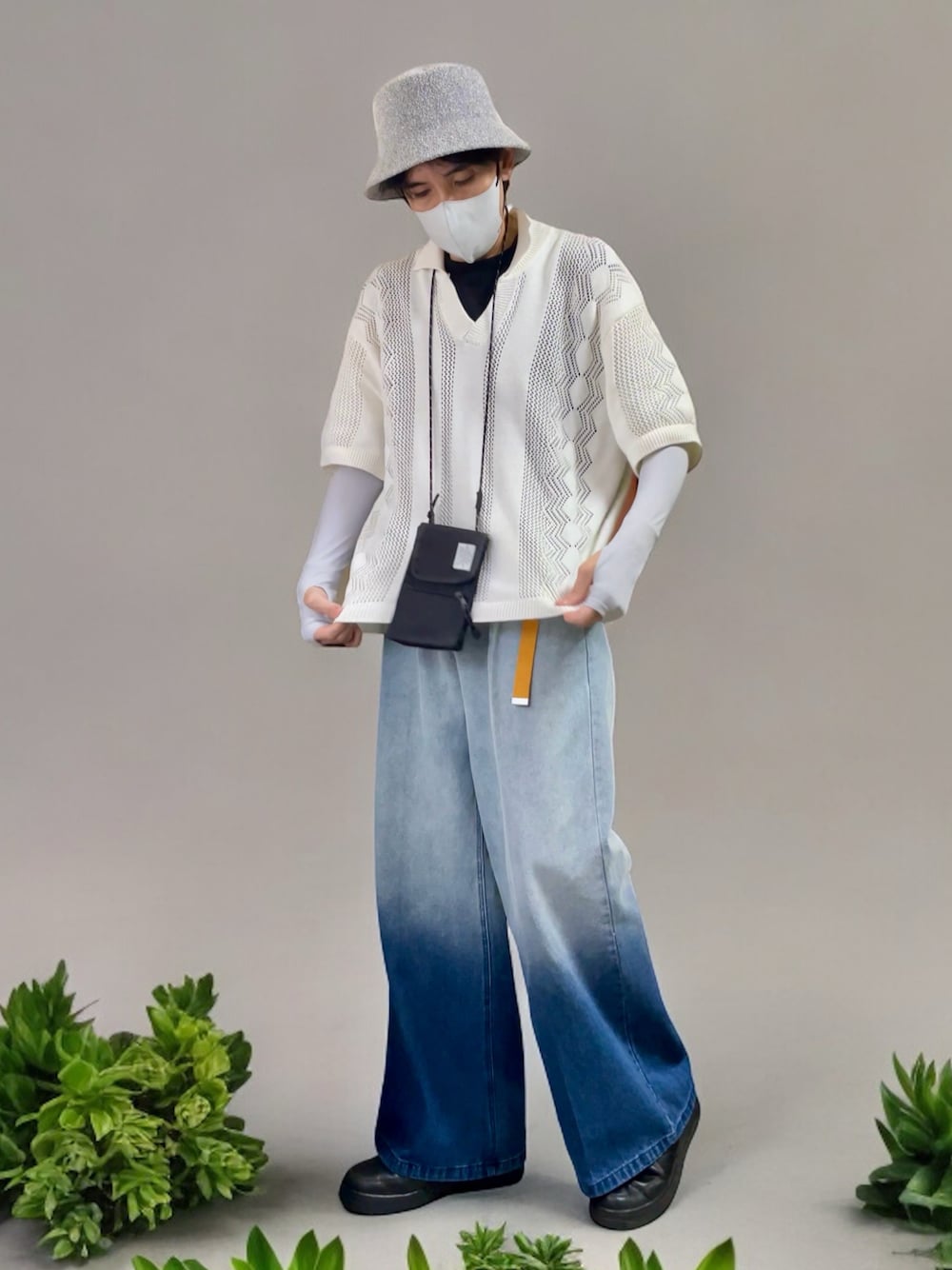 「ワイドパンツ、フレアパンツ、グラデーション、デニムパンツ、ニットシャツ、バケットハット、スニーカー、AIR FORCE 1、サコッシュ、スマホショルダー、アームカバー」｜「MONO-MARTのヴィンテージメイクタックフレアデニムパンツ（デニムパンツ、ブルー系）」を使った、しーお さん（メンズ・180cm）の夏コーディネートの1枚目の写真