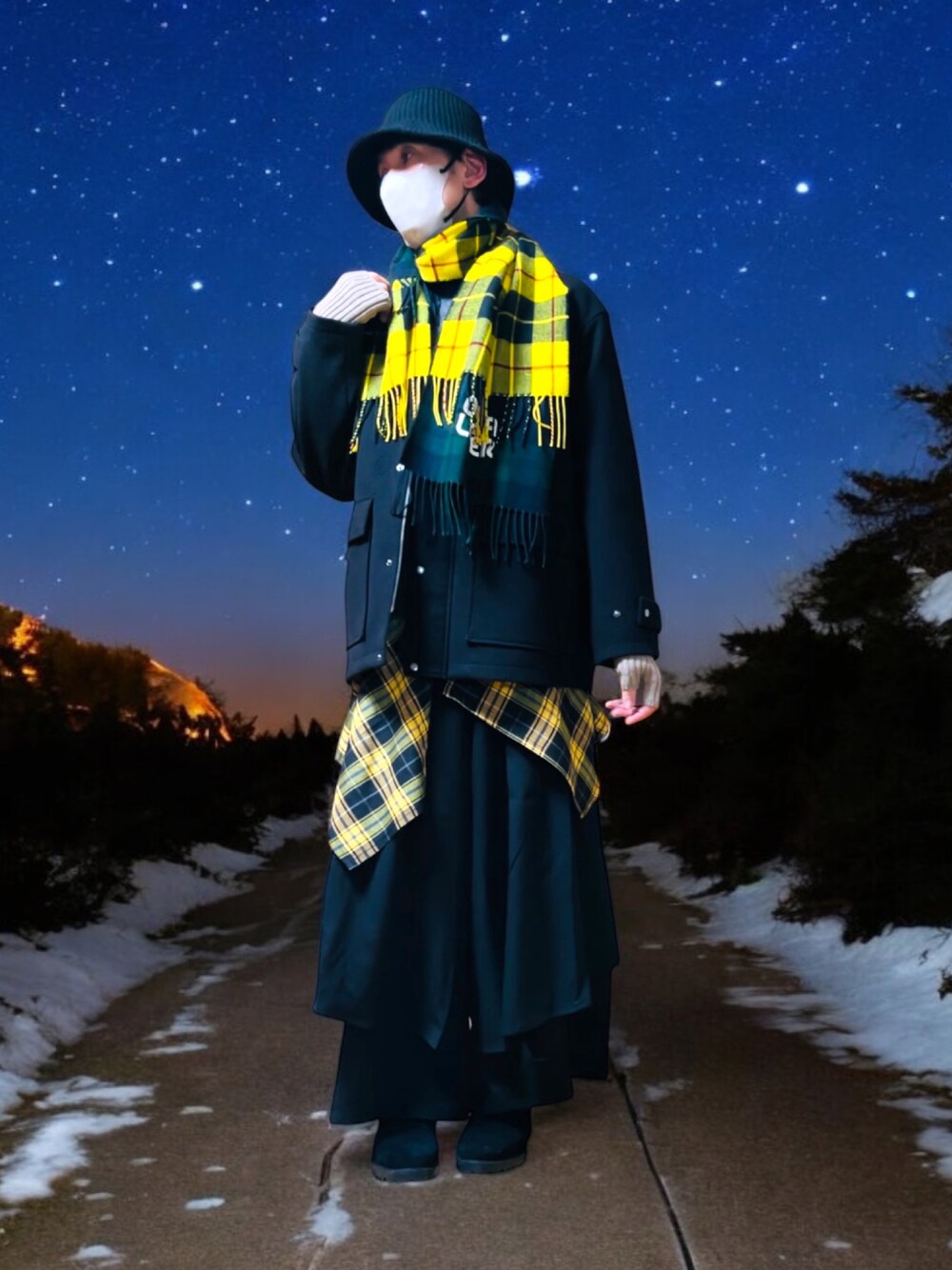 「冬コーデ、クリスマスに着たい服、レイヤードスタイル、ハンティングジャケット、ストール、マフラー、ラップスカート、ハカマパンツ、差し色コーデ、差し色(黄色)、バケットハット、KEITA MARUYAMA」｜「KEITA MARUYAMAのアイテム（ストール/ショール、イエロー系）」を使った、しーお さん（メンズ・180cm）の冬コーディネートの1枚目の写真