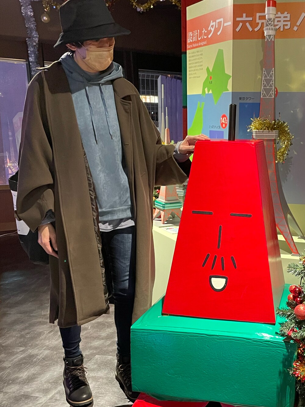 「冬のコーデ、スキニーデニム、ステンカラーコート、カジュアルコーデ、旅行、札幌、ハット、マウンテンブーツ、パーカー、レイヤードスタイル、コート、ビッグシルエット、冬、オトナカジュアル、アラフィフ」｜「AZUL by moussyのPADDING BUCKET HAT/パディングバケットハット（ハット、ブラック系）」を使った、しーお さん（メンズ・181cm）の冬コーディネートの1枚目の写真