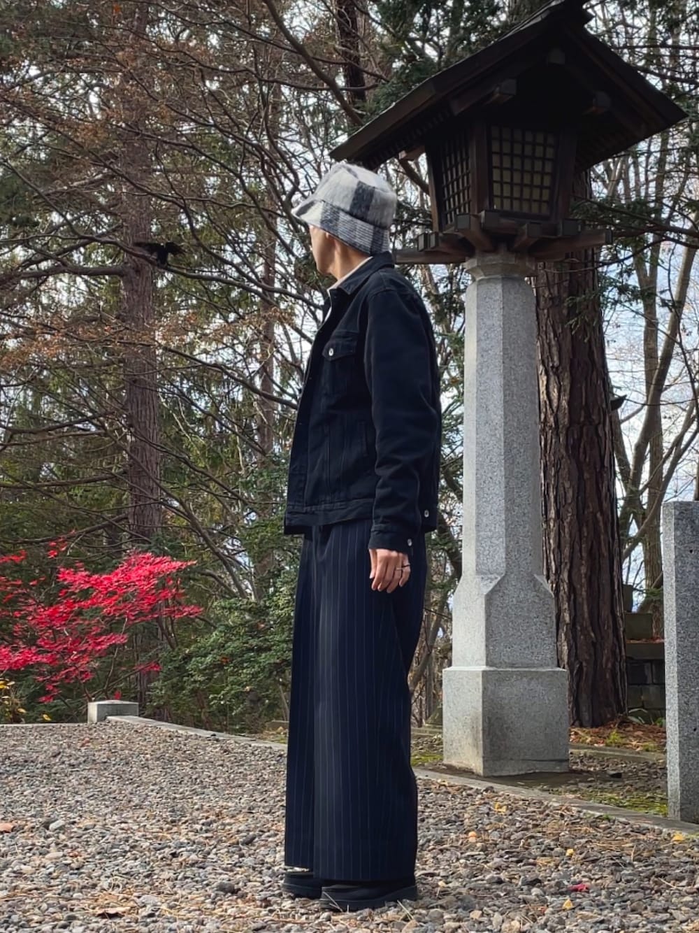「ファッションを楽しもう、guandbeautifulpeople、タックワイドパンツ、ワイドパンツ、ストライプ柄、バケットハット、デニムジャケット、タックイン、チャッカブーツ、サングラス」｜「coenのデニムジャケット(セットアップ対応)（デニムジャケット、ブラック系）」を使った、しーお さん（メンズ・180cm）の秋コーディネートの1枚目の写真