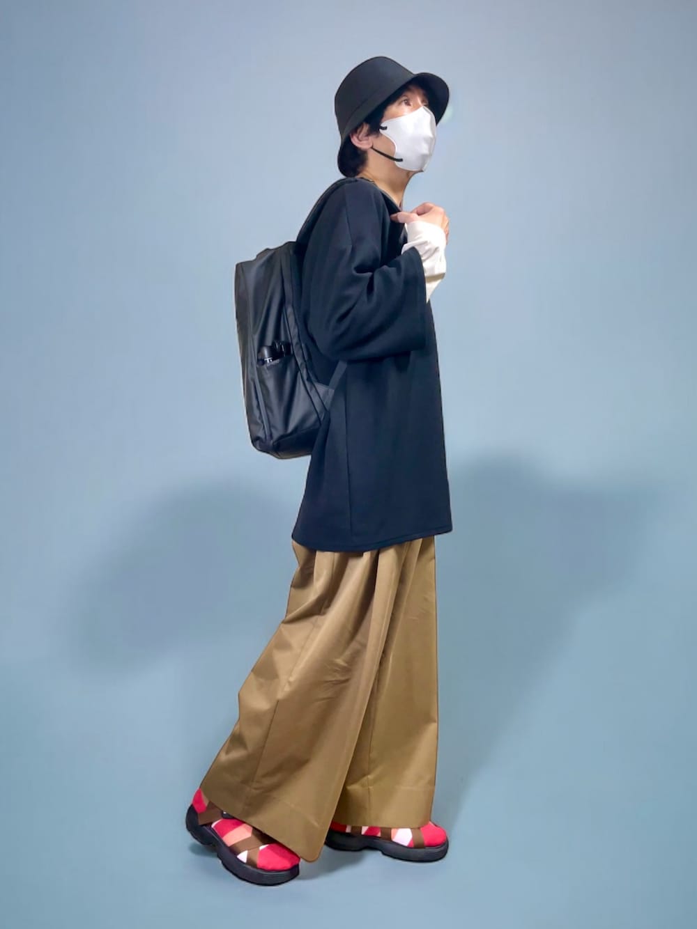 「ソックス、サンダル、サンダル×靴下、カットソー、ビッグシルエット、オーバーサイズ、リュック、休日コーデ、春コーデ、ワイドパンツ、七分袖、バケットハット」｜「minsobiの7分袖カットソー ビッグシルエットTシャツ（Tシャツ/カットソー、ブラック系）」を使った、しーお さん（メンズ・180cm）の夏コーディネートの1枚目の写真