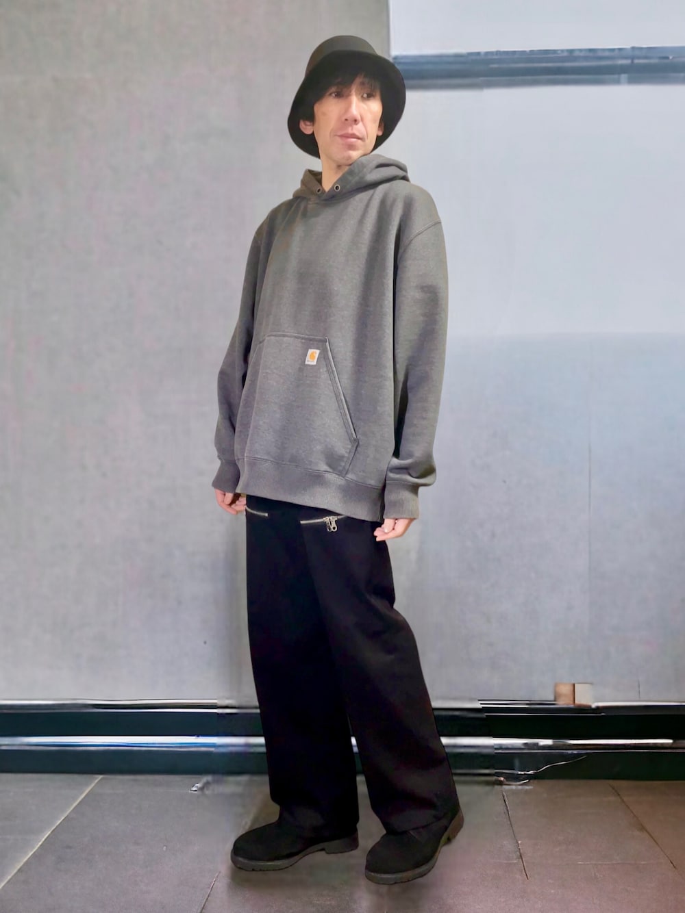 「休日スタイル、バケットハット、パーカー、古着、デニムパンツ、無印良品、adrer、GU、カジュアルコーデ、古着MIX、シンプルコーデ、大人カジュアル」｜「Carharttのアイテム（パーカー、グレー系）」を使った、しーお さん（メンズ・180cm）の冬コーディネートの1枚目の写真