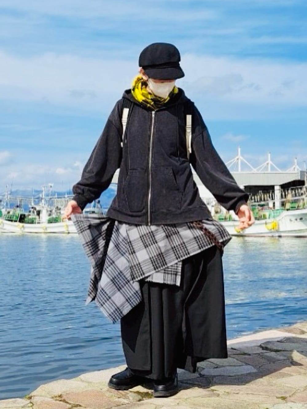 「キャスケット、パーカー、フルジップパーカー、ハカマパンツ、ワイドパンツ、レイヤードスタイル、ラップスカート、ジェンダーレス、ユニセックス、旅行」｜「weliseの【welise × 犬飼京】 ケミカルオーバーダイ ヘビーウェイトスウェット ジップアップパーカー（パーカー、ブラック系）」を使った、しーお さん（メンズ・180cm）の春コーディネートの1枚目の写真